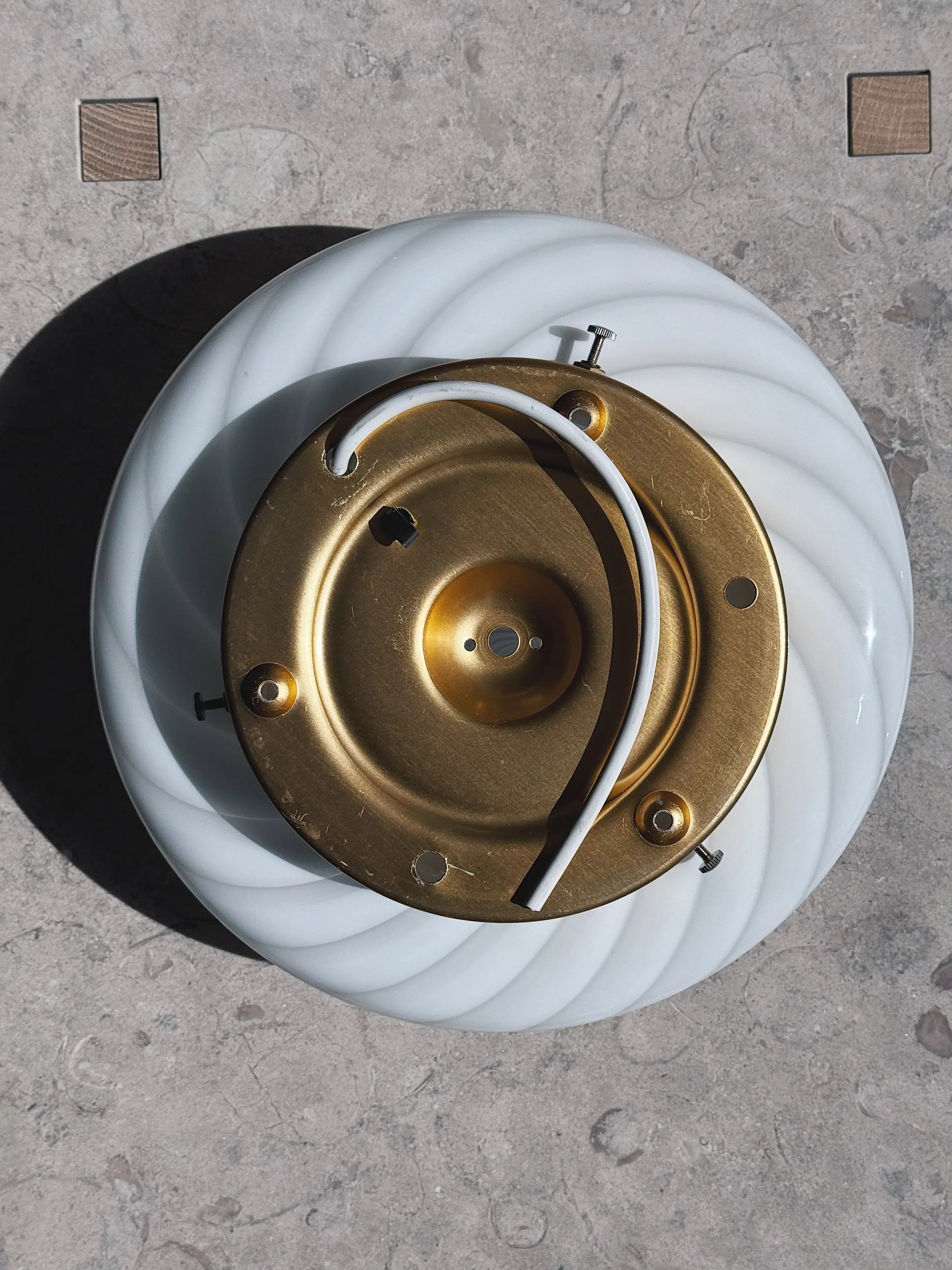Vintage Murano Plafond Loftslampe/Væglampe i Hvidt Swirl Glas med Messingbase | Ø30 cm Studio Hafnia