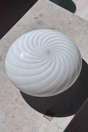 Vintage Murano Plafond Loftslampe/Væglampe i Hvidt Swirl Glas med Messingbase | Ø30 cm Studio Hafnia