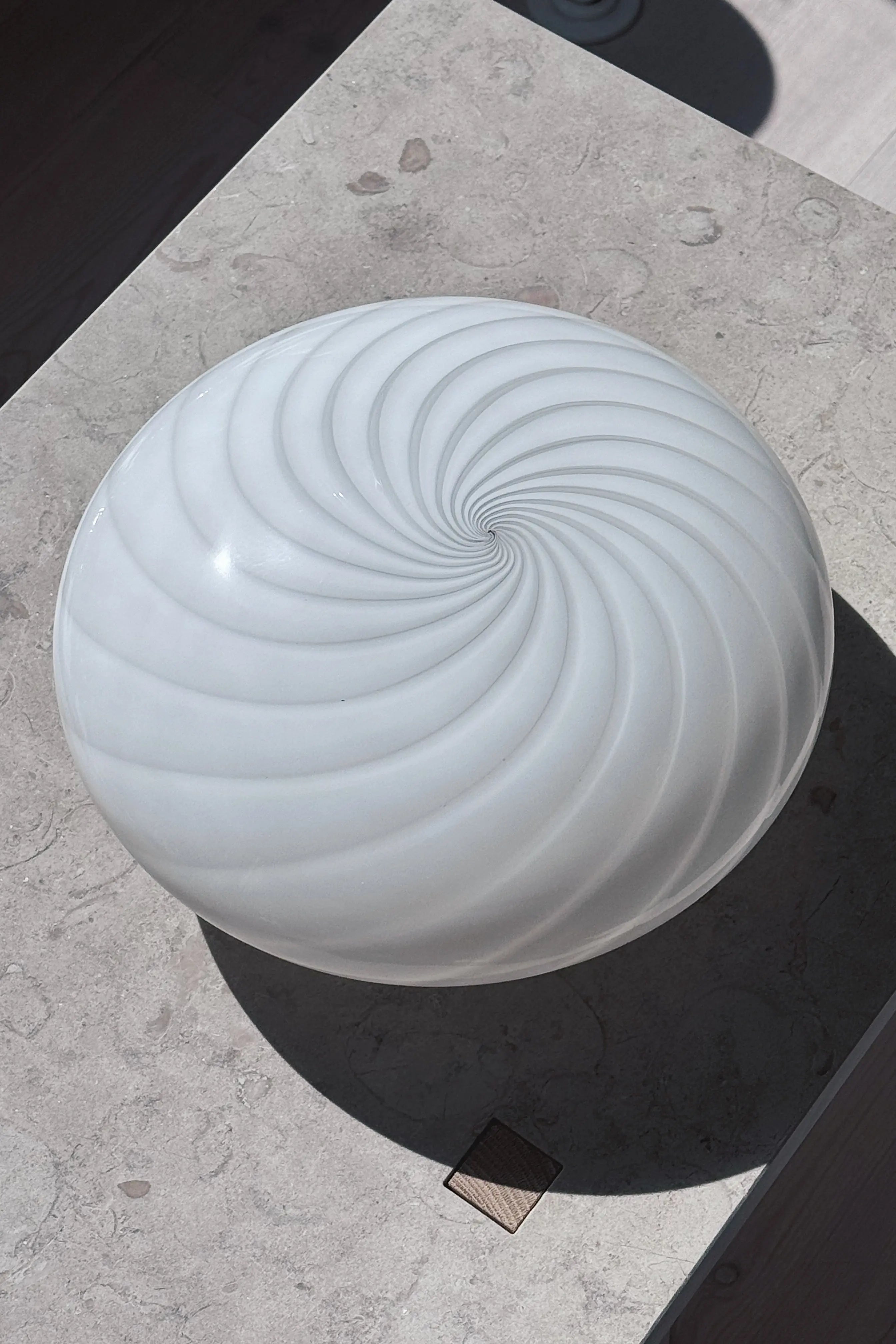 Vintage Murano Plafond Loftslampe/Væglampe i Hvidt Swirl Glas med Messingbase | Ø30 cm Studio Hafnia