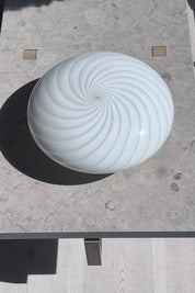 Vintage Murano Plafond Loftslampe/Væglampe i Hvidt Swirl Glas med Messingbase | Ø30 cm Studio Hafnia