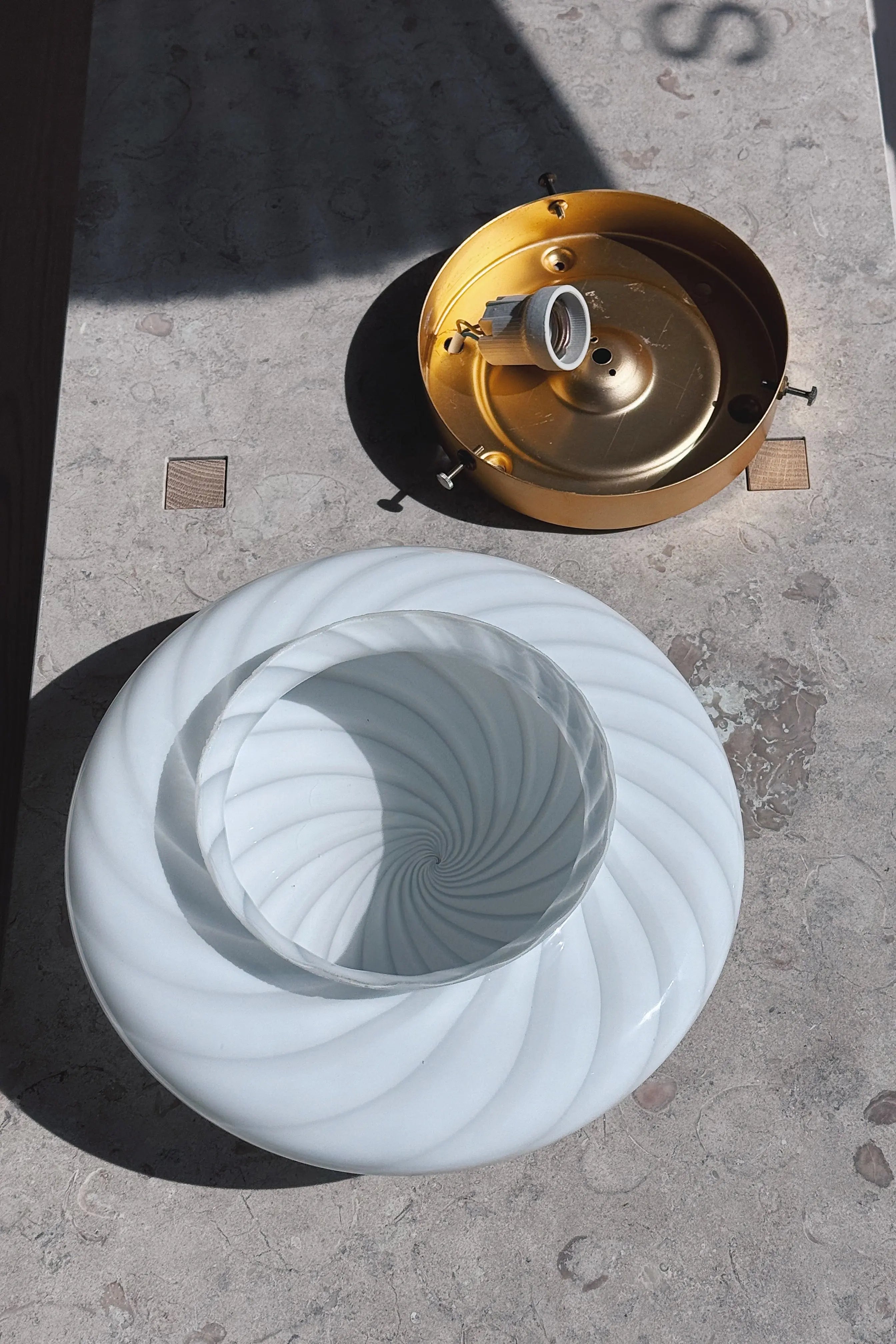Vintage Murano Plafond Loftslampe/Væglampe i Hvidt Swirl Glas med Messingbase | Ø30 cm Studio Hafnia