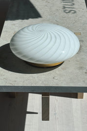 Vintage Murano Plafond Loftslampe/Væglampe i Hvidt Swirl Glas med Messingbase | Ø30 cm Studio Hafnia