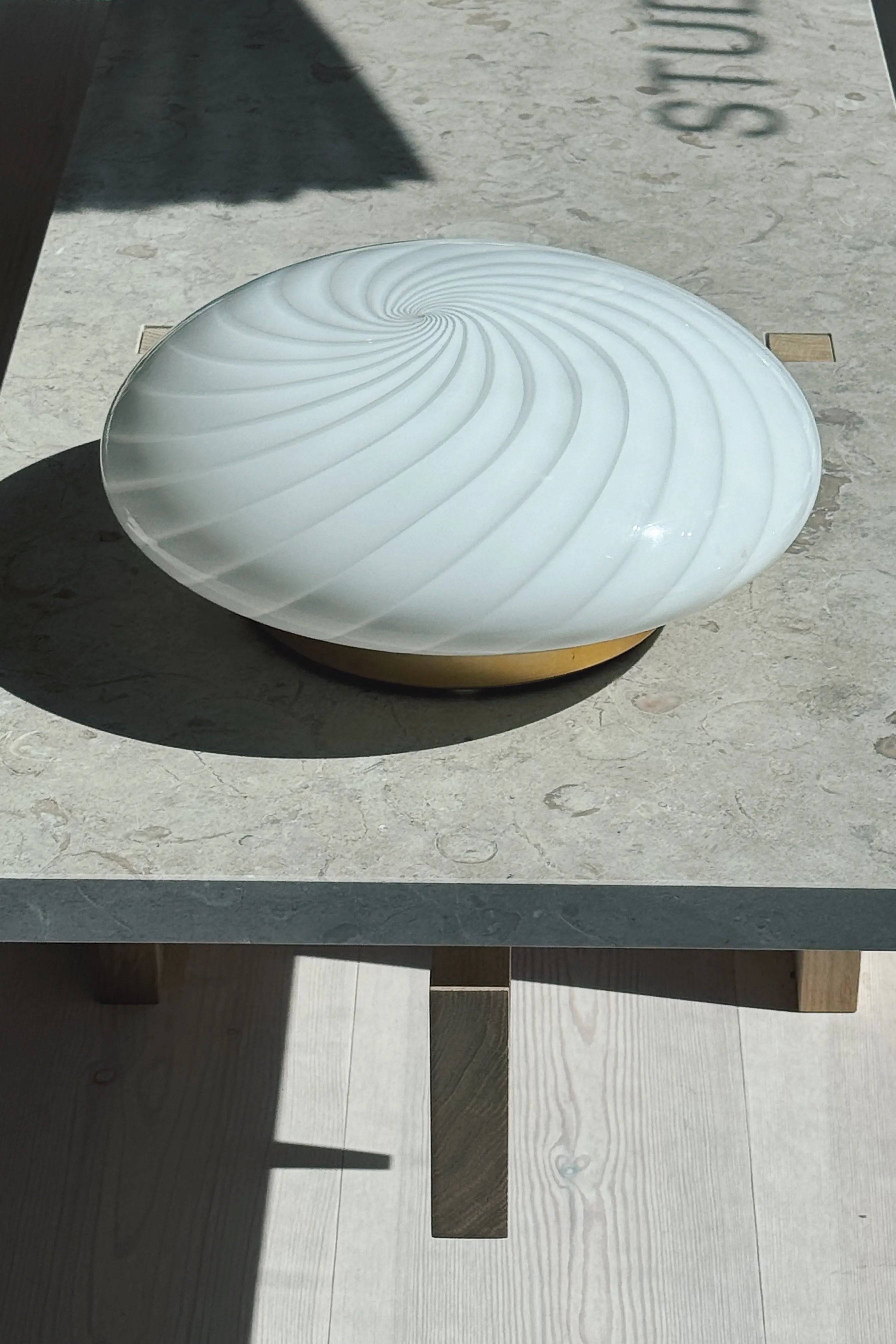 Væglampe i Hvidt Swirl Glas med Messingbase | Ø30 cm Studio Hafnia
