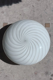 Vintage Murano Plafond Loftslampe/Væglampe i Hvidt Swirl Glas med Messingbase | Ø30 cm Studio Hafnia