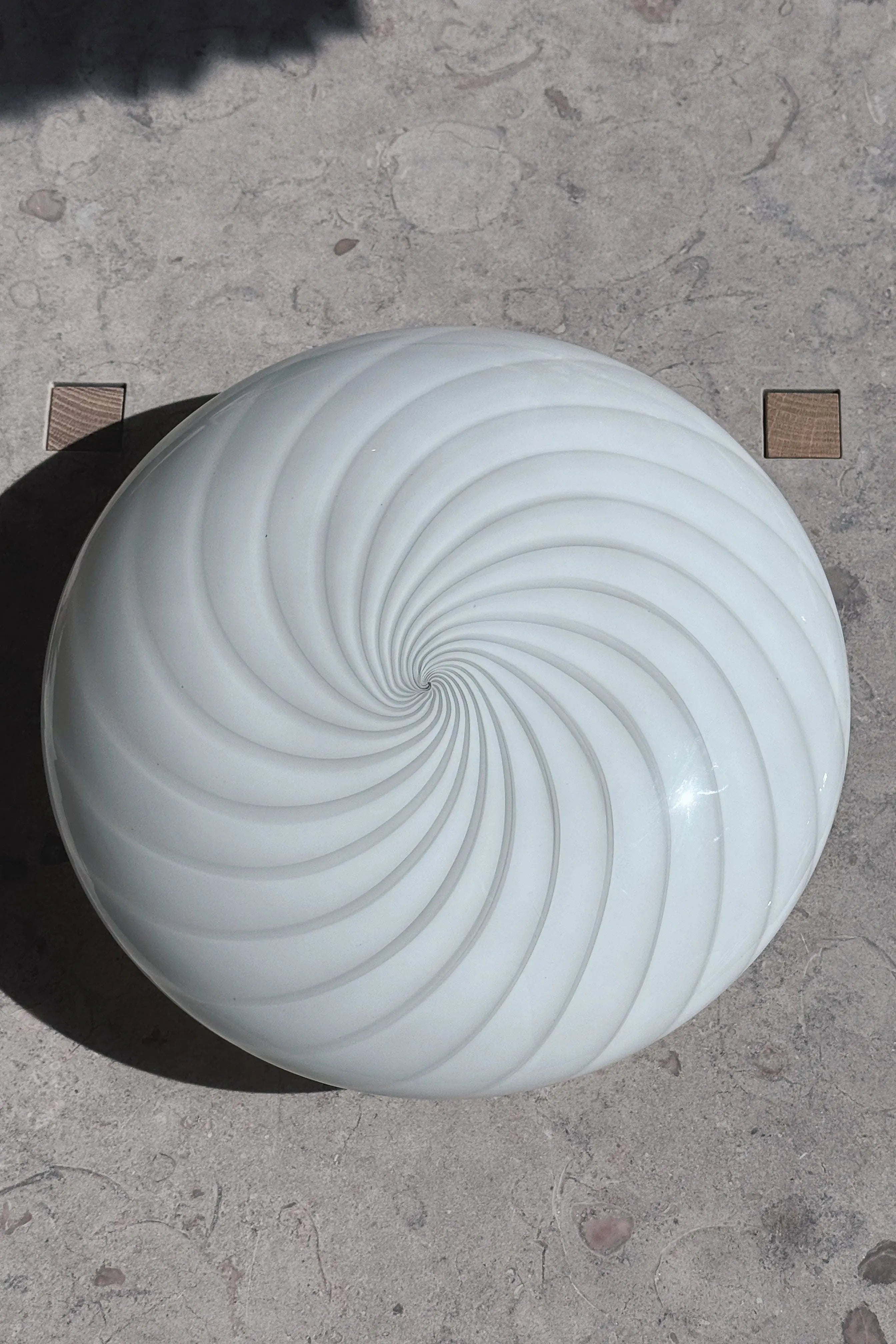Vintage Murano Plafond Loftslampe/Væglampe i Hvidt Swirl Glas med Messingbase | Ø30 cm Studio Hafnia