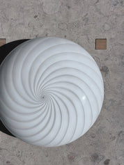 Vintage Murano Plafond Loftslampe/Væglampe i Hvidt Swirl Glas med Messingbase | Ø30 cm Studio Hafnia