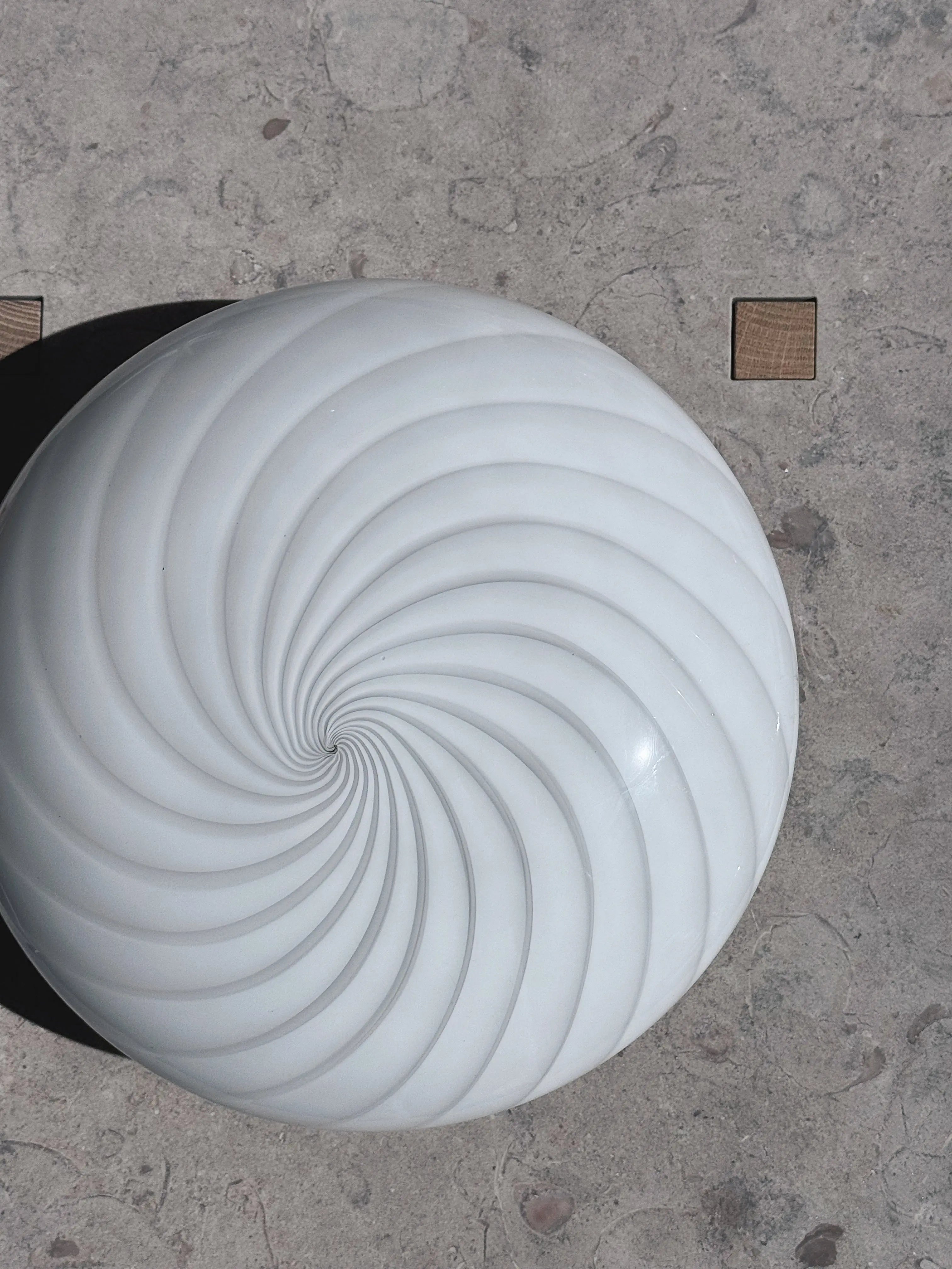Vintage Murano Plafond Loftslampe/Væglampe i Hvidt Swirl Glas med Messingbase | Ø30 cm Studio Hafnia