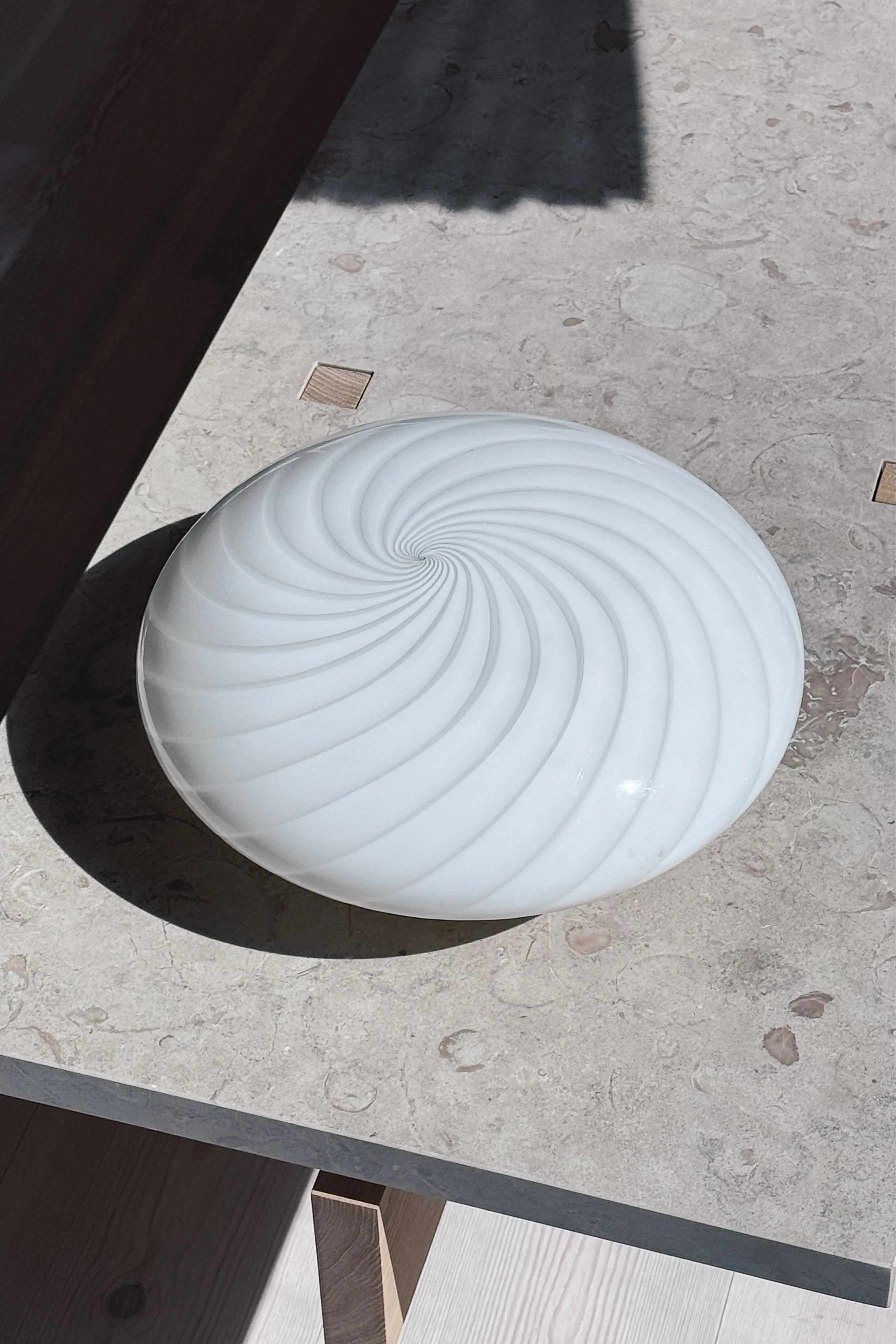 Væglampe i Hvidt Swirl Glas med Messingbase | Ø30 cm Studio Hafnia