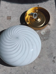 Vintage Murano Plafond Loftslampe/Væglampe i Hvidt Swirl Glas med Messingbase | Ø30 cm Studio Hafnia