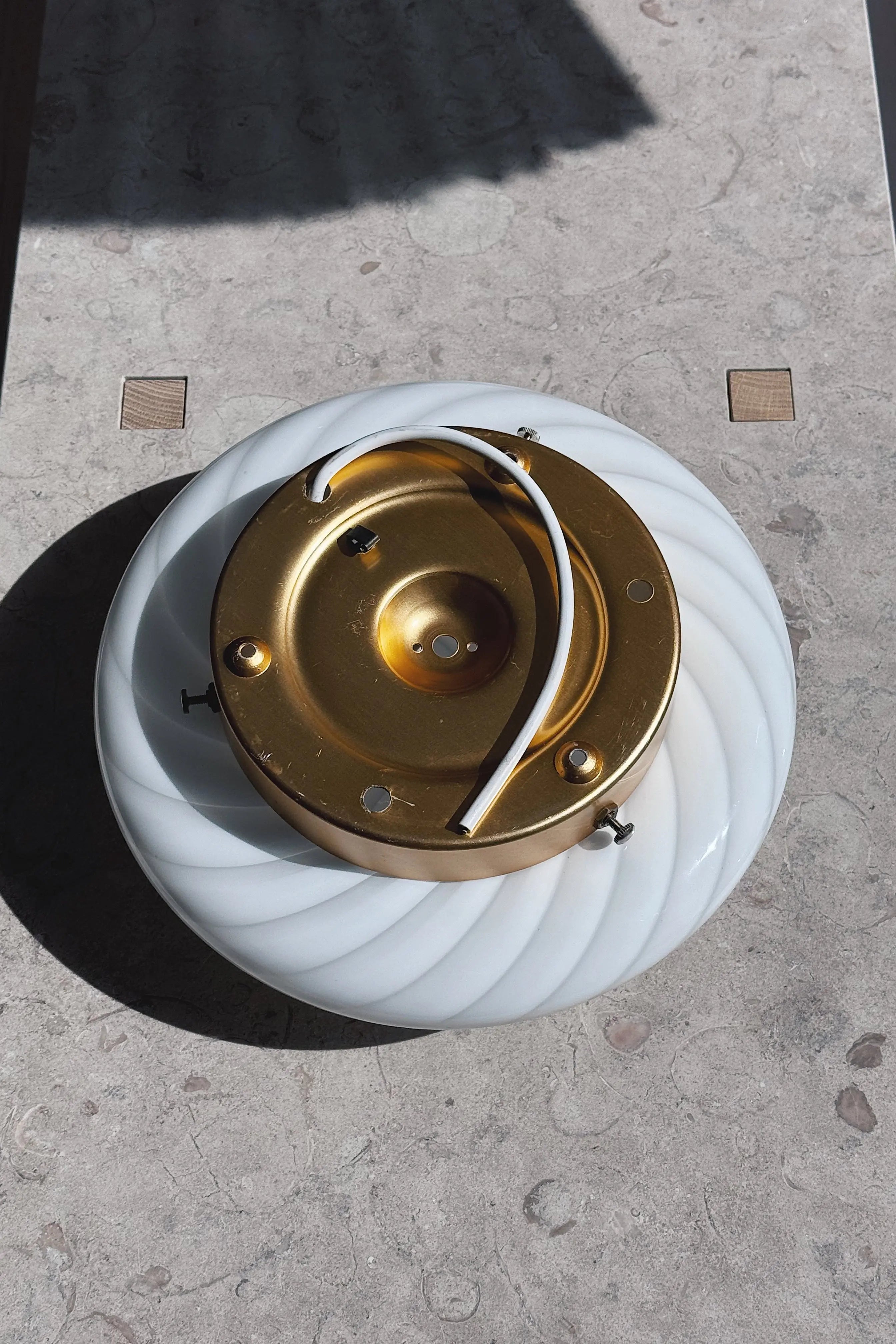 Vintage Murano Plafond Loftslampe/Væglampe i Hvidt Swirl Glas med Messingbase | Ø30 cm Studio Hafnia