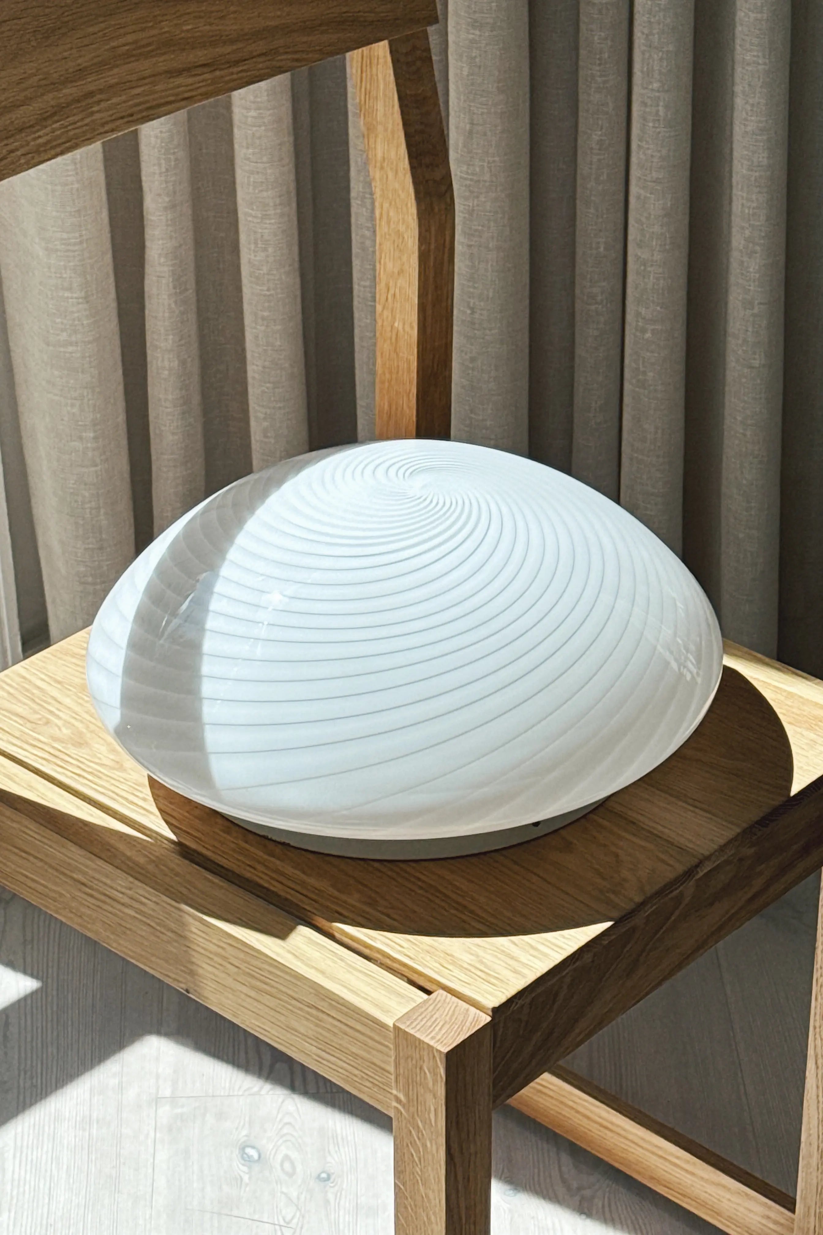 Væglampe i Hvidt Swirl Glas med Ny Ledning | Ø28 cm Studio Hafnia