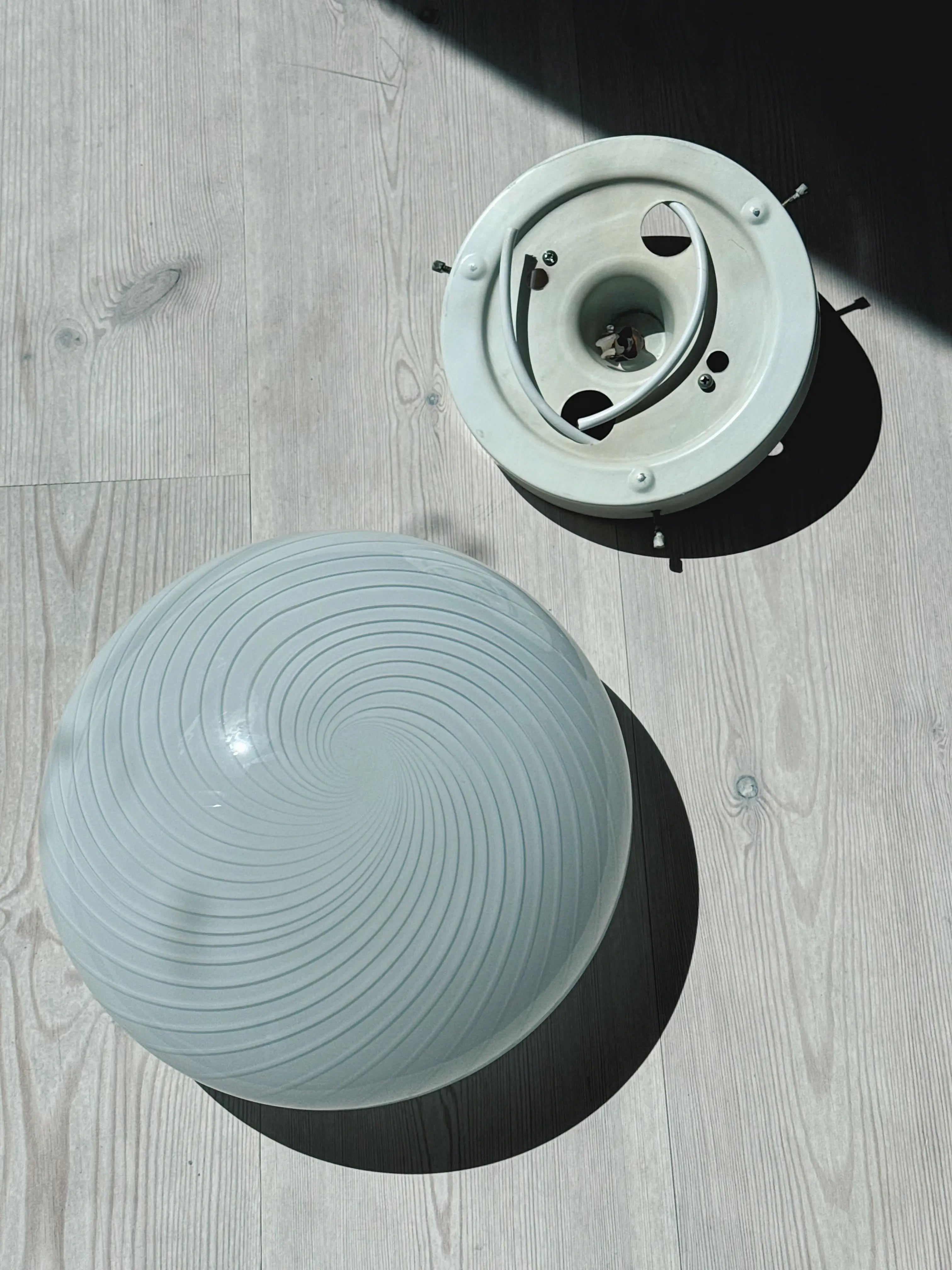 Vintage Murano Plafond Loftslampe/Væglampe i Hvidt Swirl Glas med Ny Ledning | Ø28 cm Studio Hafnia