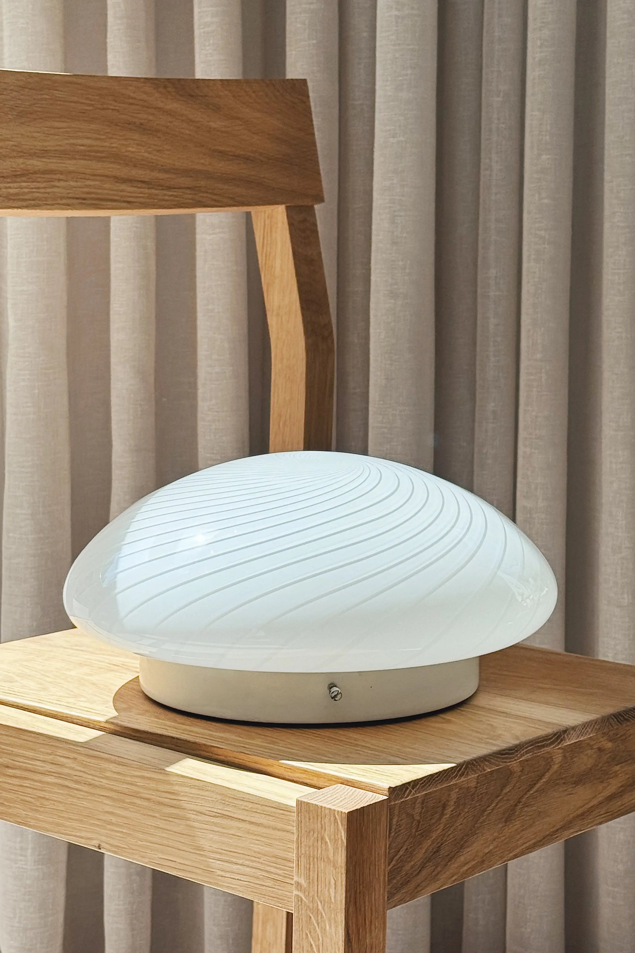 Væglampe i Hvidt Swirl Glas med Ny Ledning | Ø28 cm Studio Hafnia