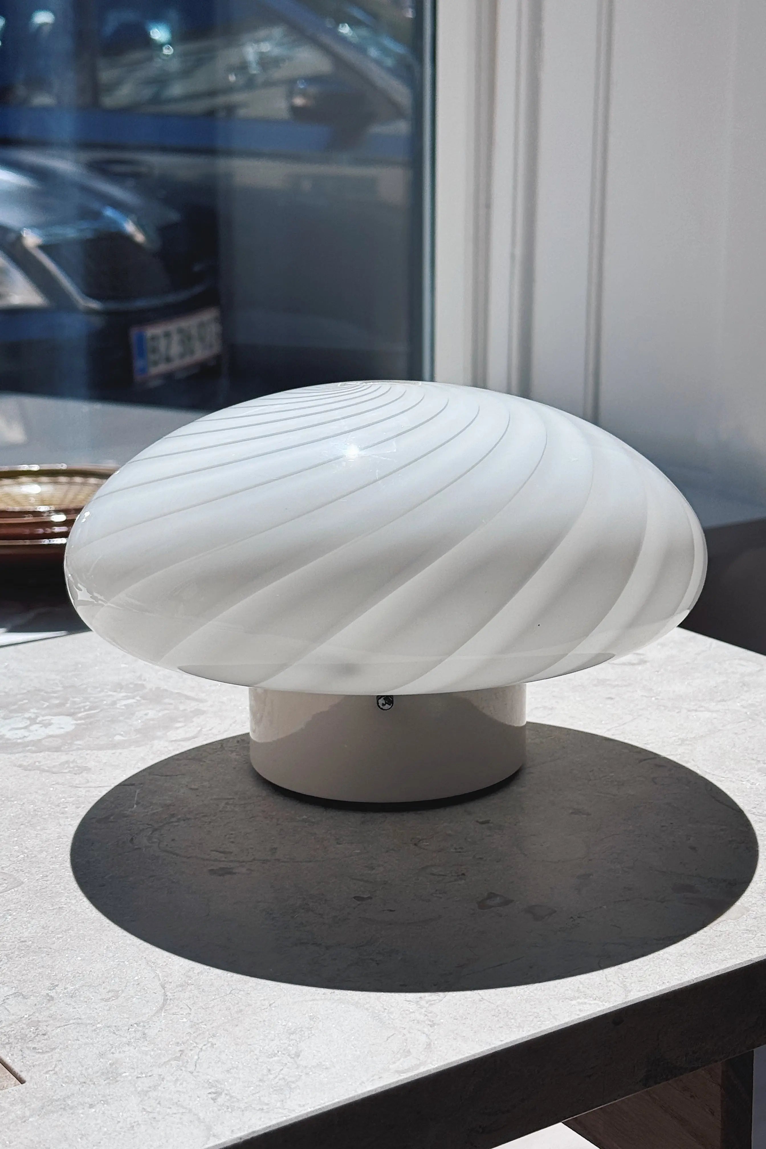 Væglampe i Hvidt Swirl Glas med Originalt Label | Ø24 cm Studio Hafnia