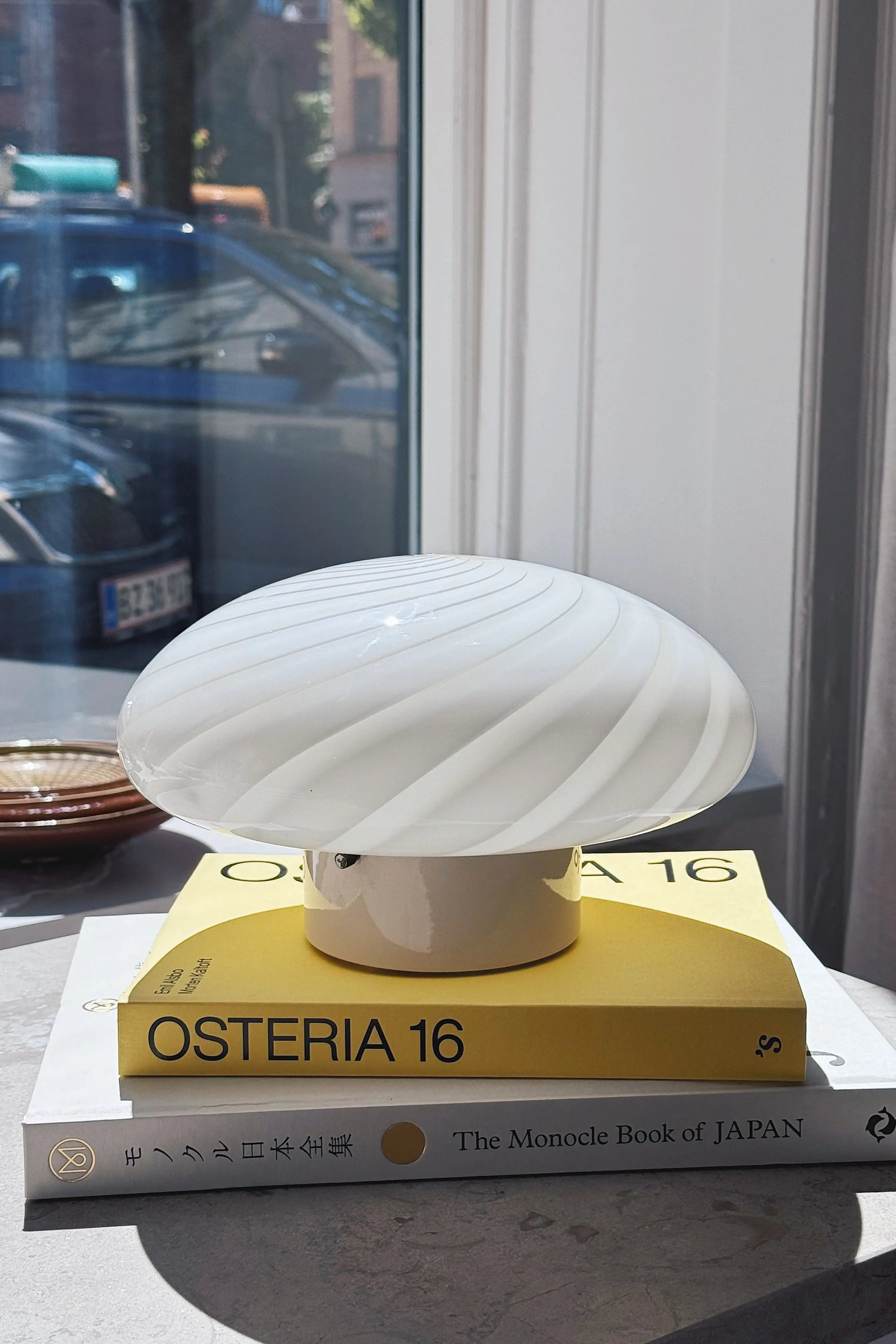 Væglampe i Hvidt Swirl Glas med Originalt Label | Ø24 cm Studio Hafnia