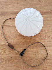 Vintage Murano Swirl Bordlampe i Hvidt Glas med Messing Base – H15 cm Studio Hafnia