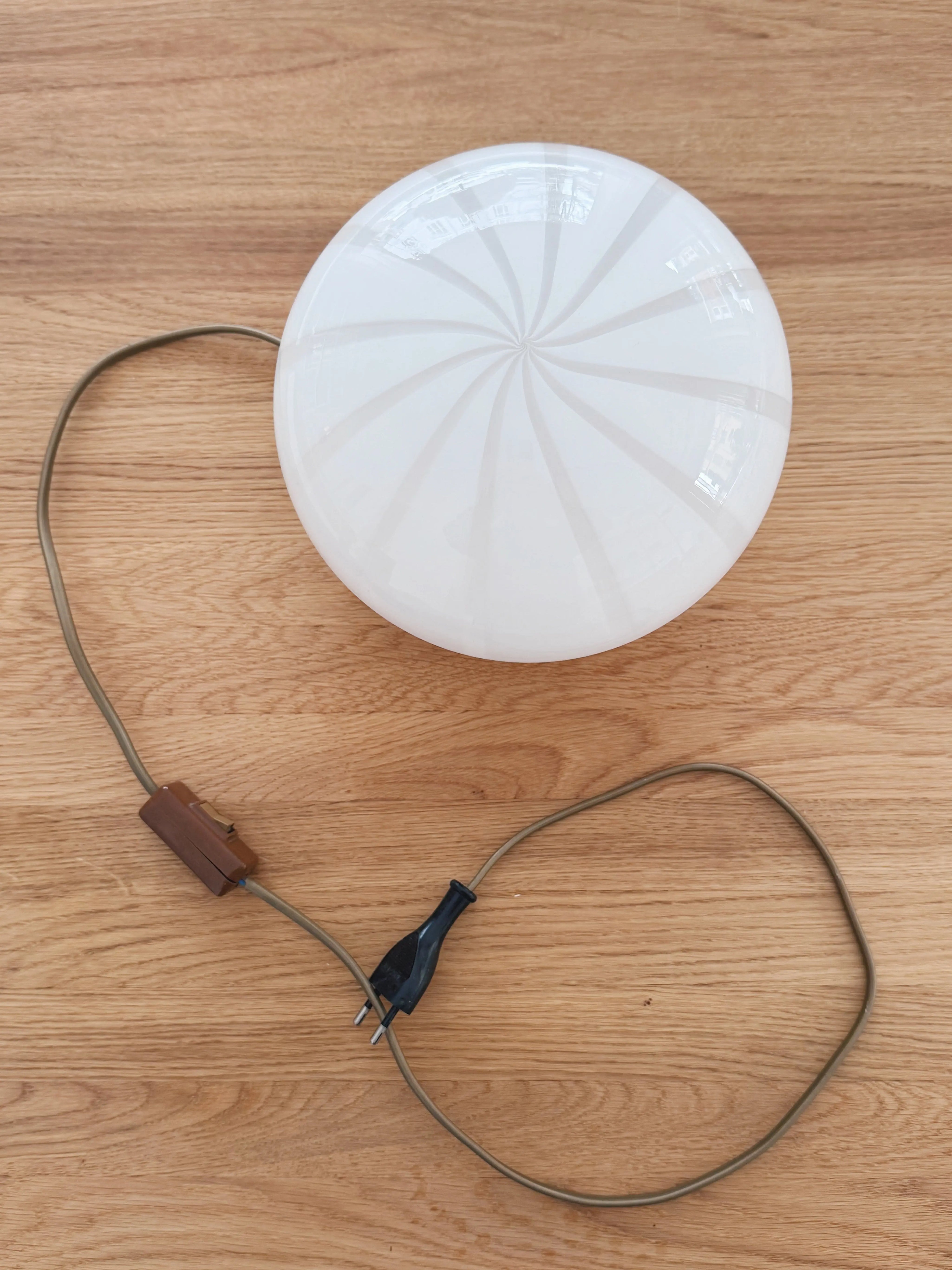 Vintage Murano Swirl Bordlampe i Hvidt Glas med Messing Base – H15 cm Studio Hafnia