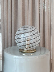 Vintage Murano Swirl Globe Bordlampe i Klart Glas med Hvide og Brune Striber | H21 cm Studio Hafnia