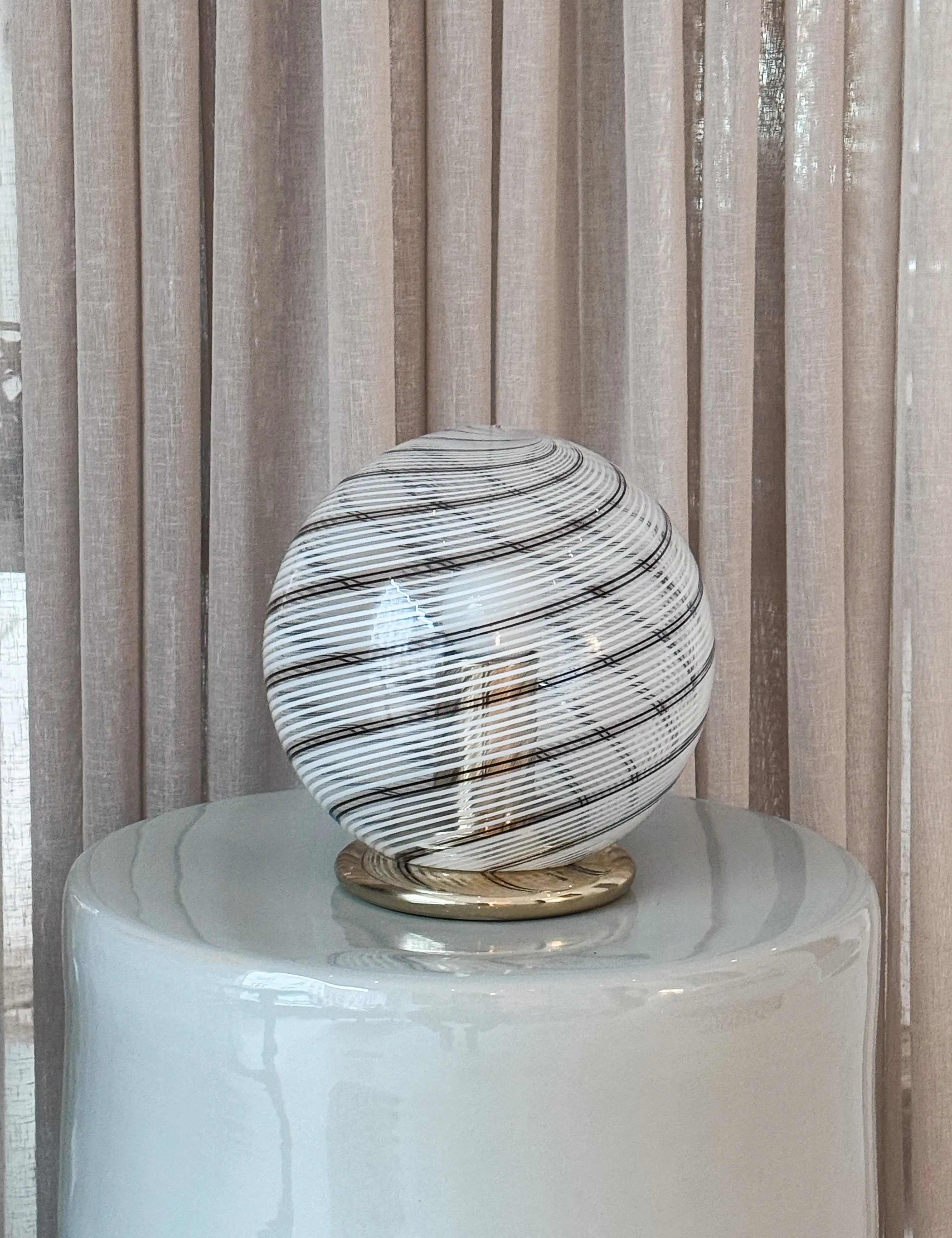 Vintage Murano Swirl Globe Bordlampe i Klart Glas med Hvide og Brune Striber | H21 cm Studio Hafnia