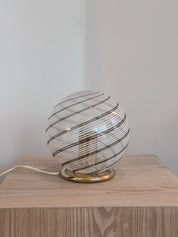 Vintage Murano Swirl Globe Bordlampe i Klart Glas med Hvide og Brune Striber | H21 cm Studio Hafnia