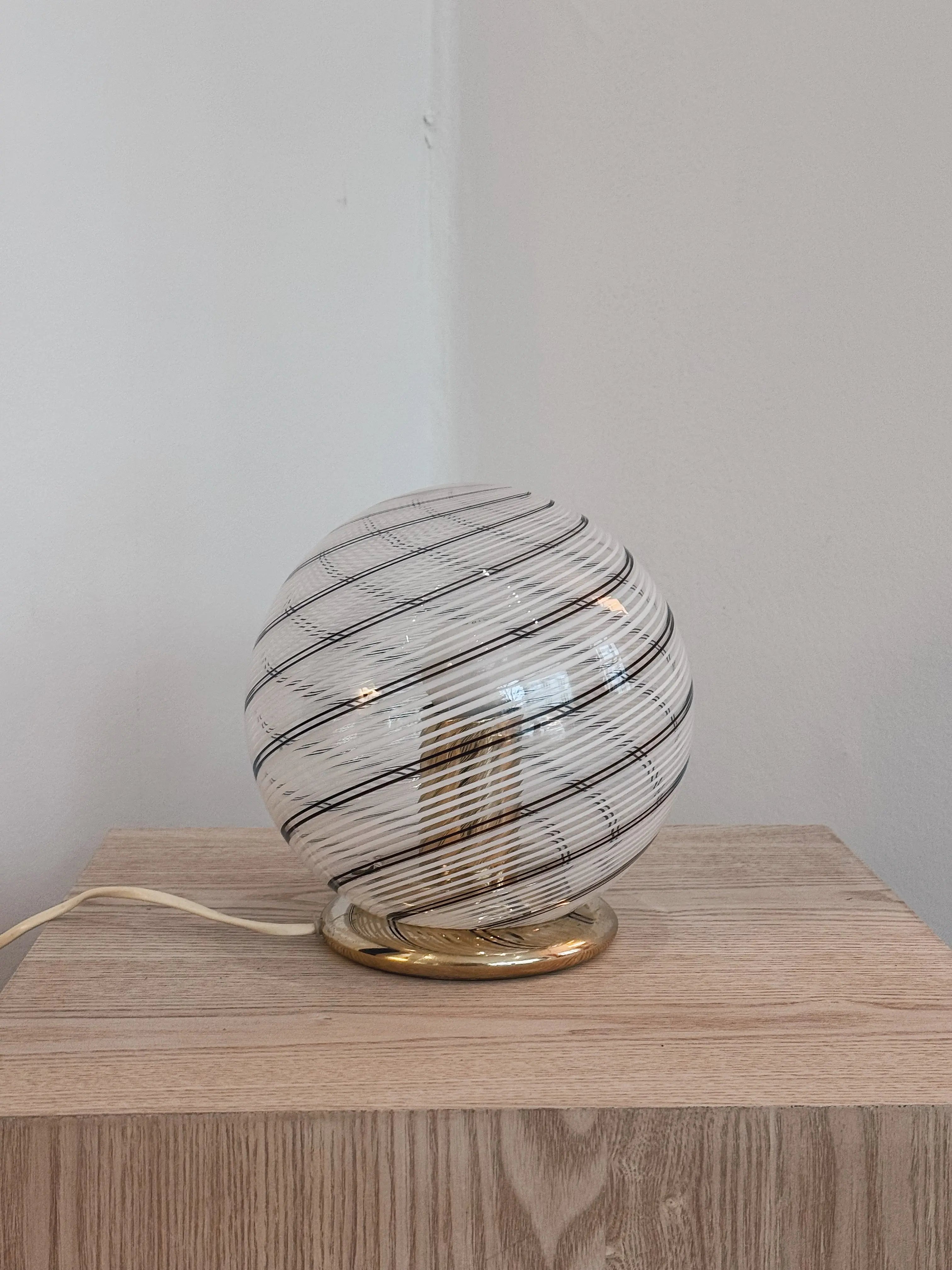 Vintage Murano Swirl Globe Bordlampe i Klart Glas med Hvide og Brune Striber | H21 cm Studio Hafnia