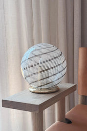 Vintage Murano Swirl Globe Bordlampe i Klart Glas med Hvide og Brune Striber | H21 cm Studio Hafnia