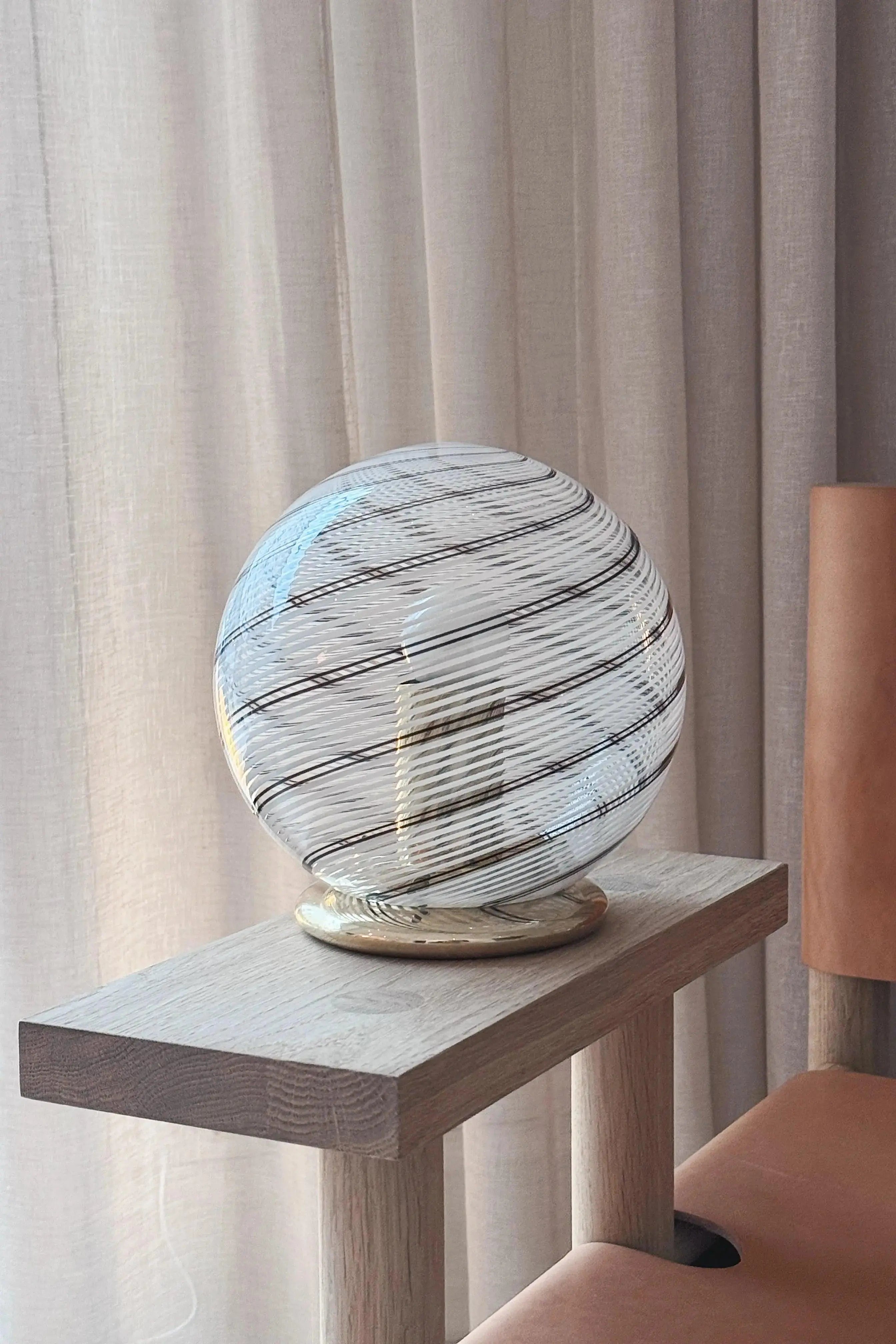 Vintage Murano Swirl Globe Bordlampe i Klart Glas med Hvide og Brune Striber | H21 cm Studio Hafnia