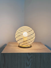 Vintage Murano Swirl Globe Bordlampe i Klart Glas med Hvide og Brune Striber | H21 cm Studio Hafnia