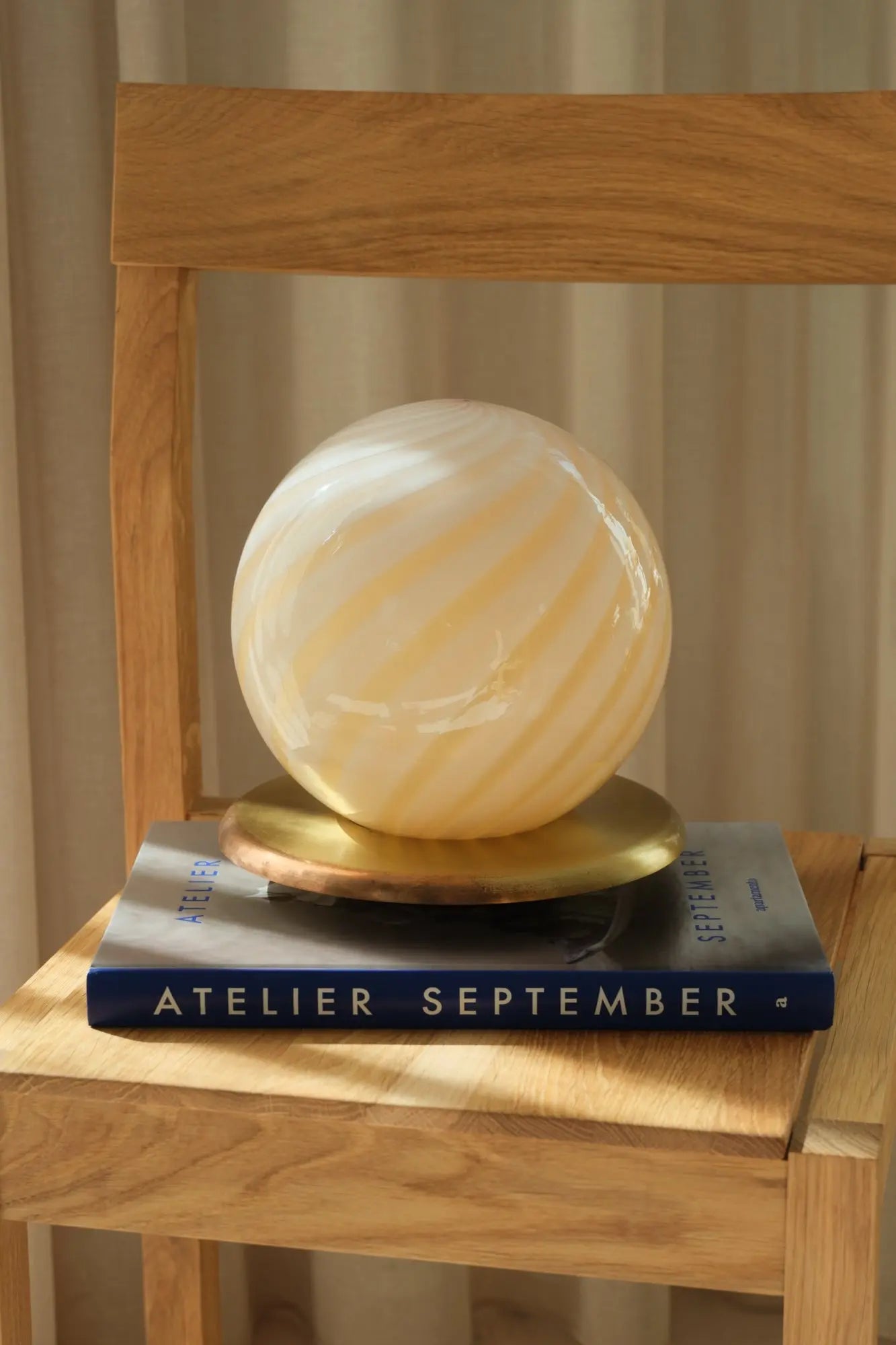 Vintage Murano swirl globe table lamp in light yellow glass on a brass-coloured base, H22 cm