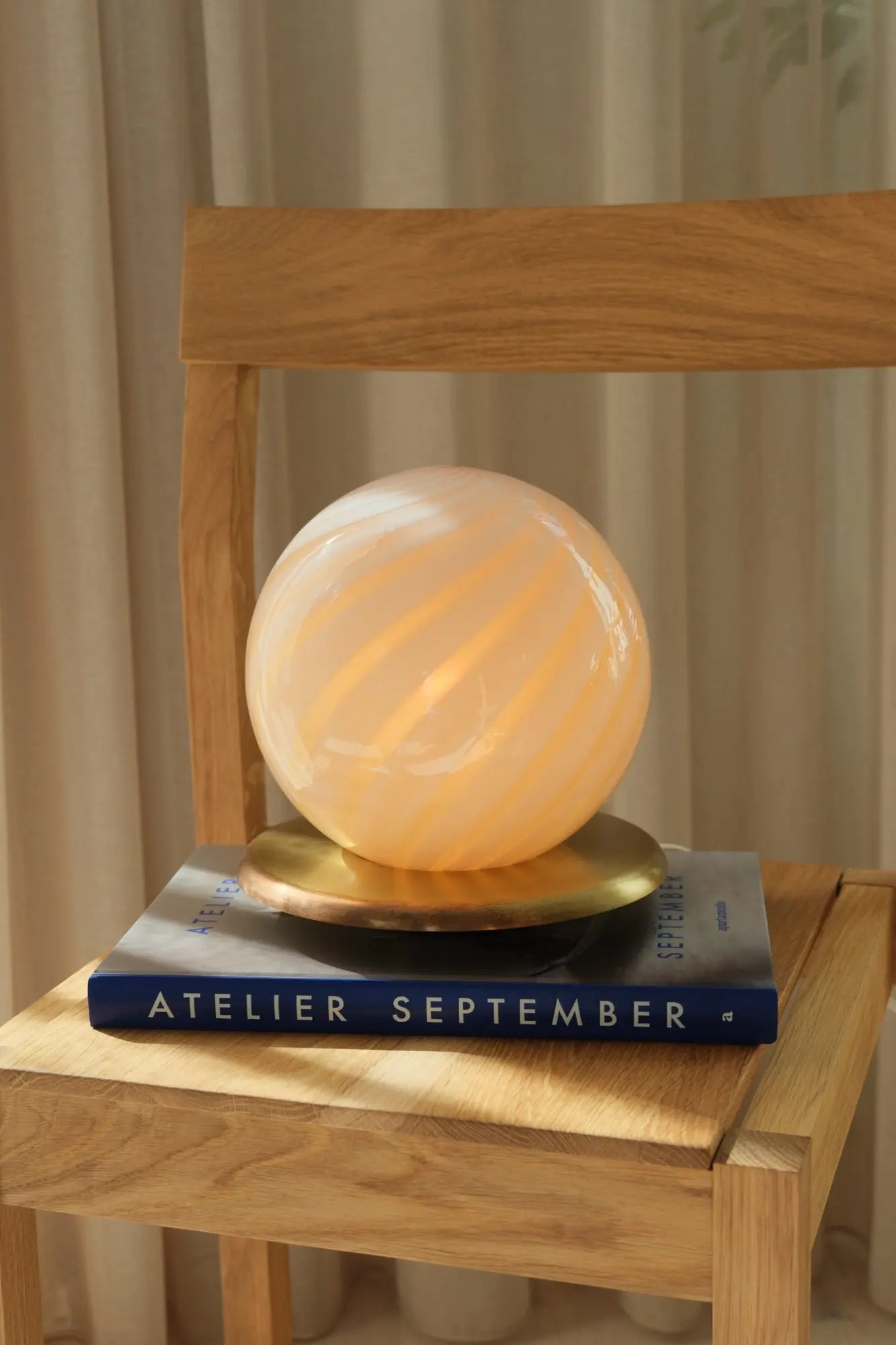 Vintage Murano Swirl Globe Bordlampe i Lysegult Glas med Messingfarvet Base | H22 cm Studio Hafnia