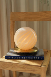 Vintage Murano Swirl Globe Bordlampe i Lysegult Glas med Messingfarvet Base | H22 cm Studio Hafnia