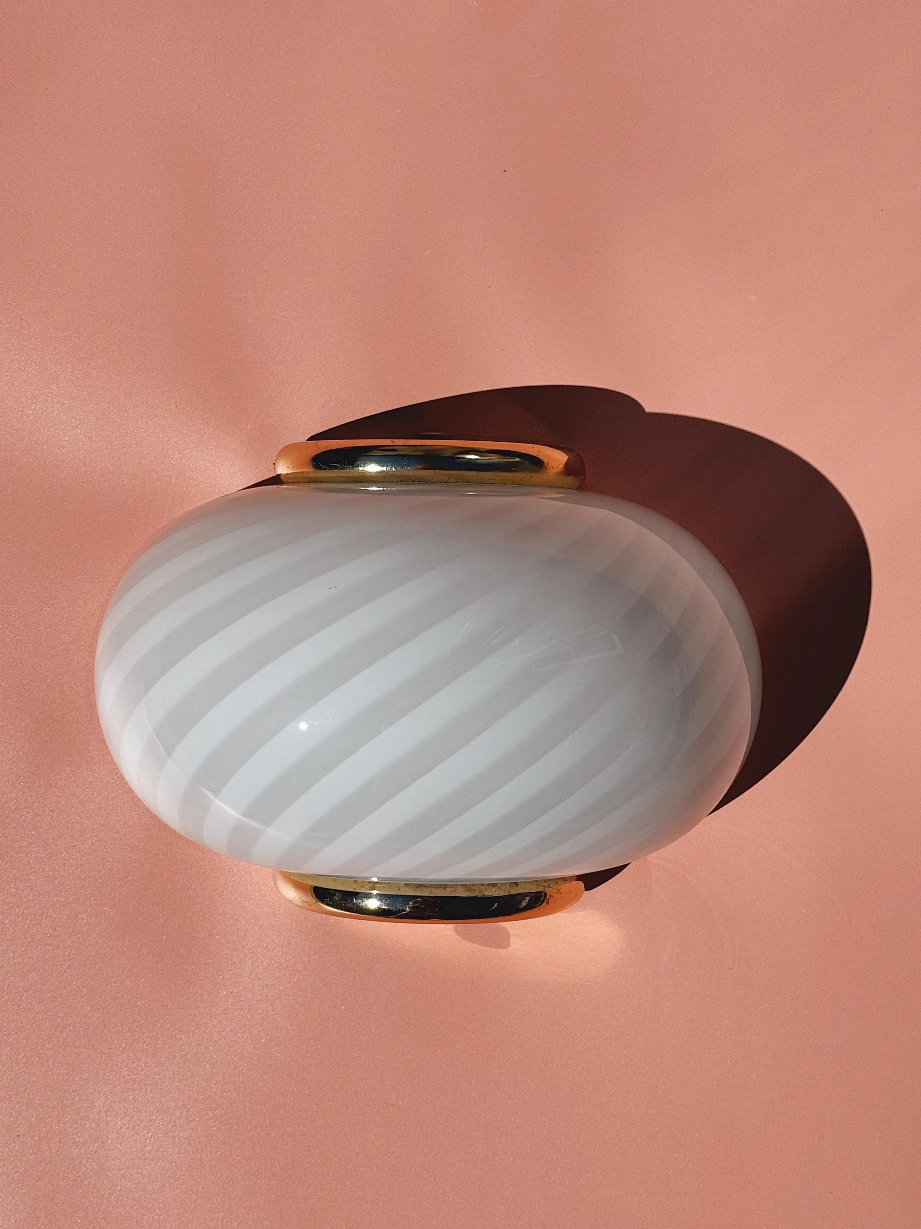 Vintage Murano Væglampe i Hvid Swirlglas med Messingbeslag – L22 cm Studio Hafnia