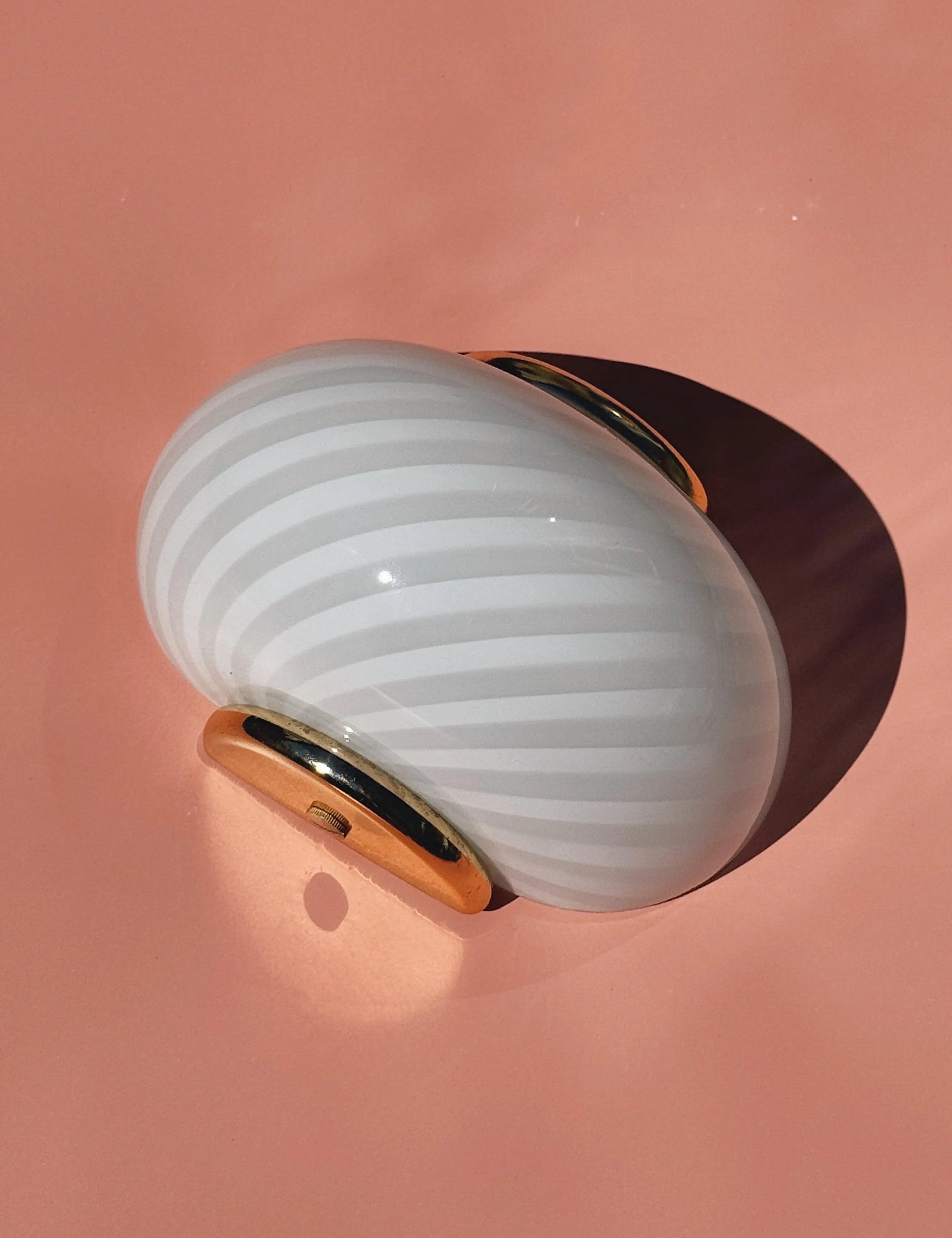 Vintage Murano Væglampe i Hvid Swirlglas med Messingbeslag – L22 cm Studio Hafnia