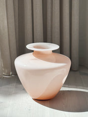 Rosa Murano-glasvase set i vinkel med asymmetrisk farvespil, Studio Hafnia
