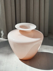 Rosa Murano-vase set fra siden, lavt kameravinkel, Studio Hafnia