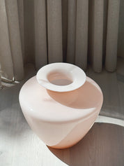 Rosa Murano-vase set ovenfra med hvid flaret åbning, Studio Hafnia