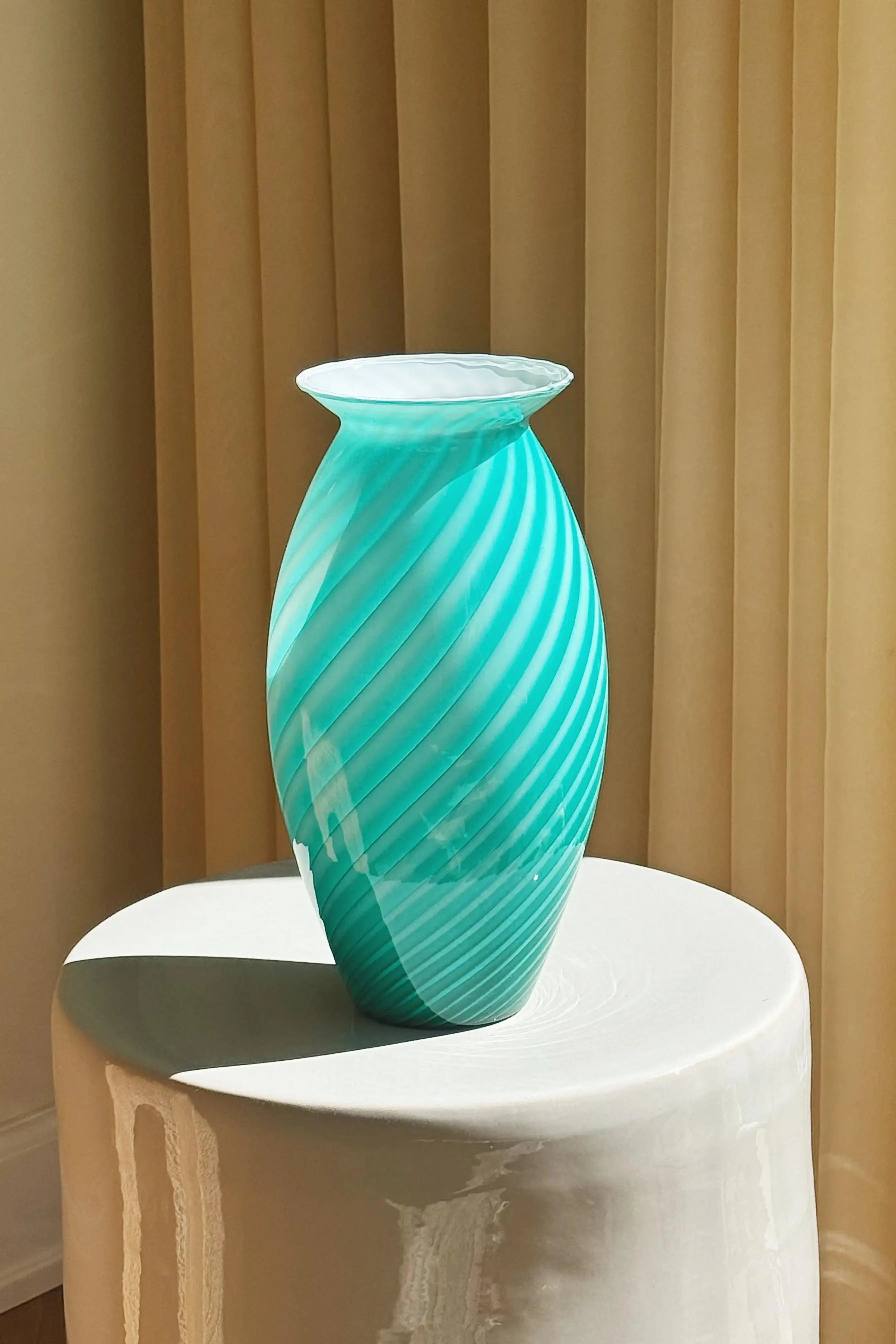 Vintage Murano Vase i Grøn og Hvid Tratti Mønster – H29 cm Studio Hafnia