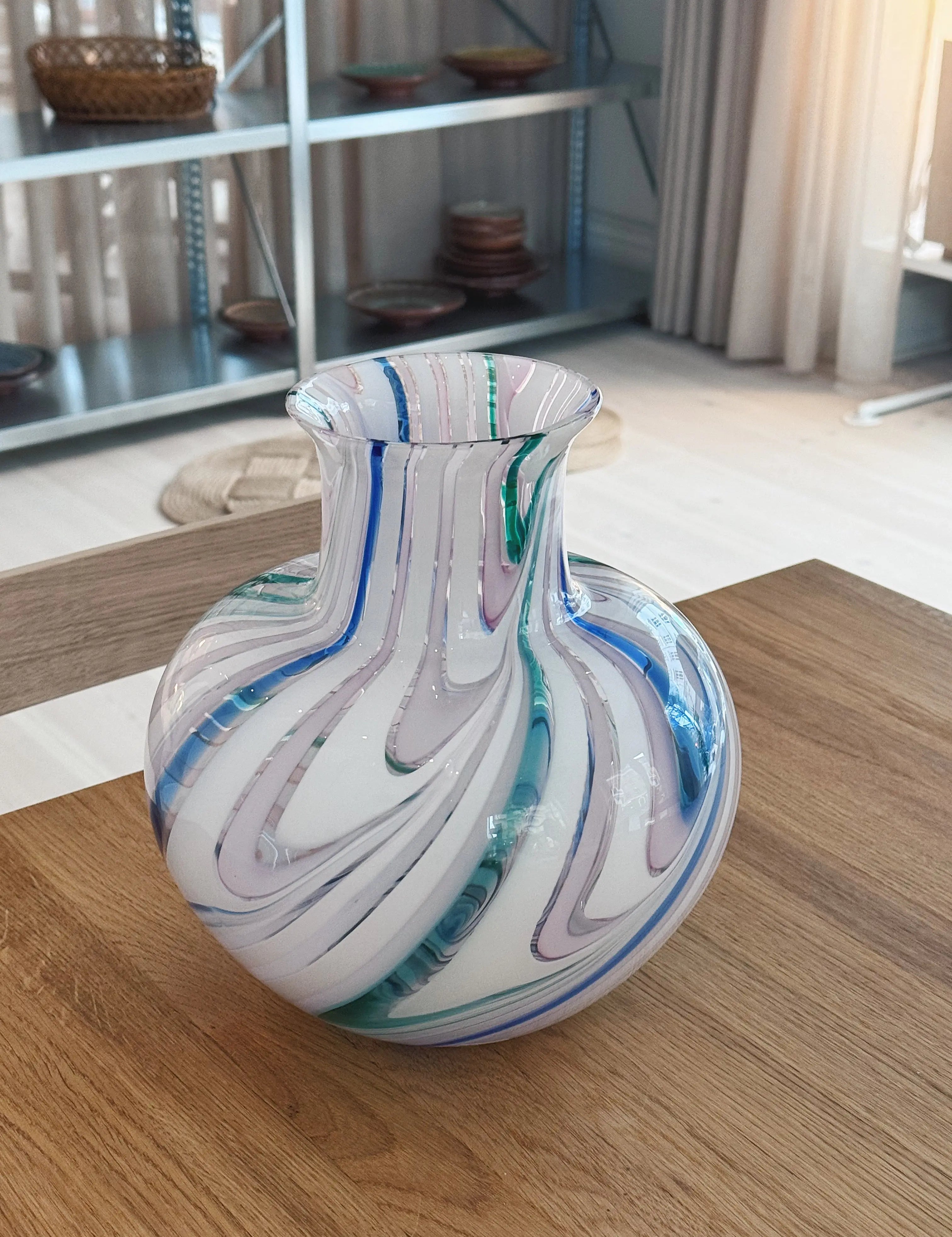 Vintage Murano Vase i Pink med Multifarvede og Hvide Striber | H24,5 cm Studio Hafnia