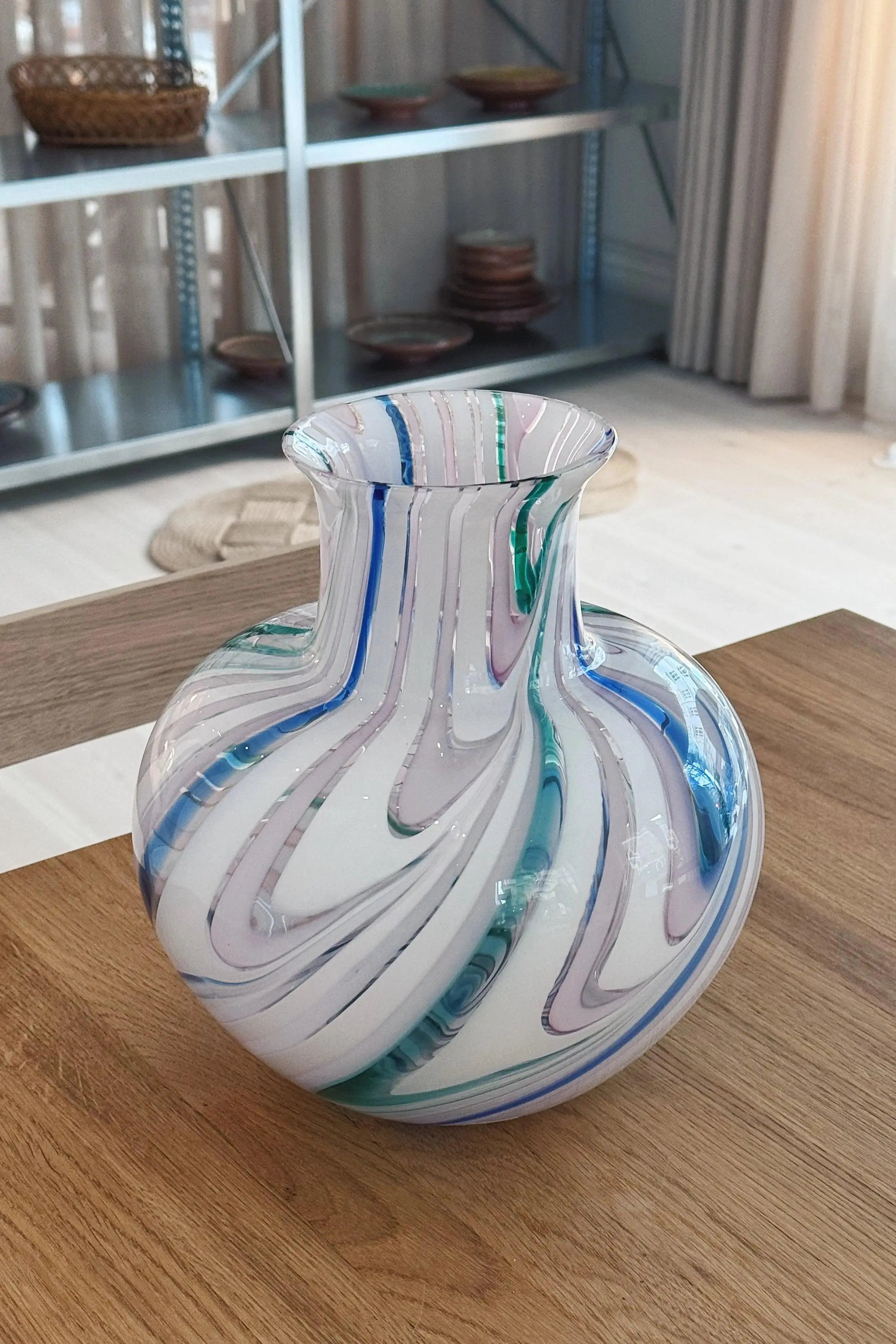 Vintage Murano Vase i Pink med Multifarvede og Hvide Striber | H24,5 cm Studio Hafnia