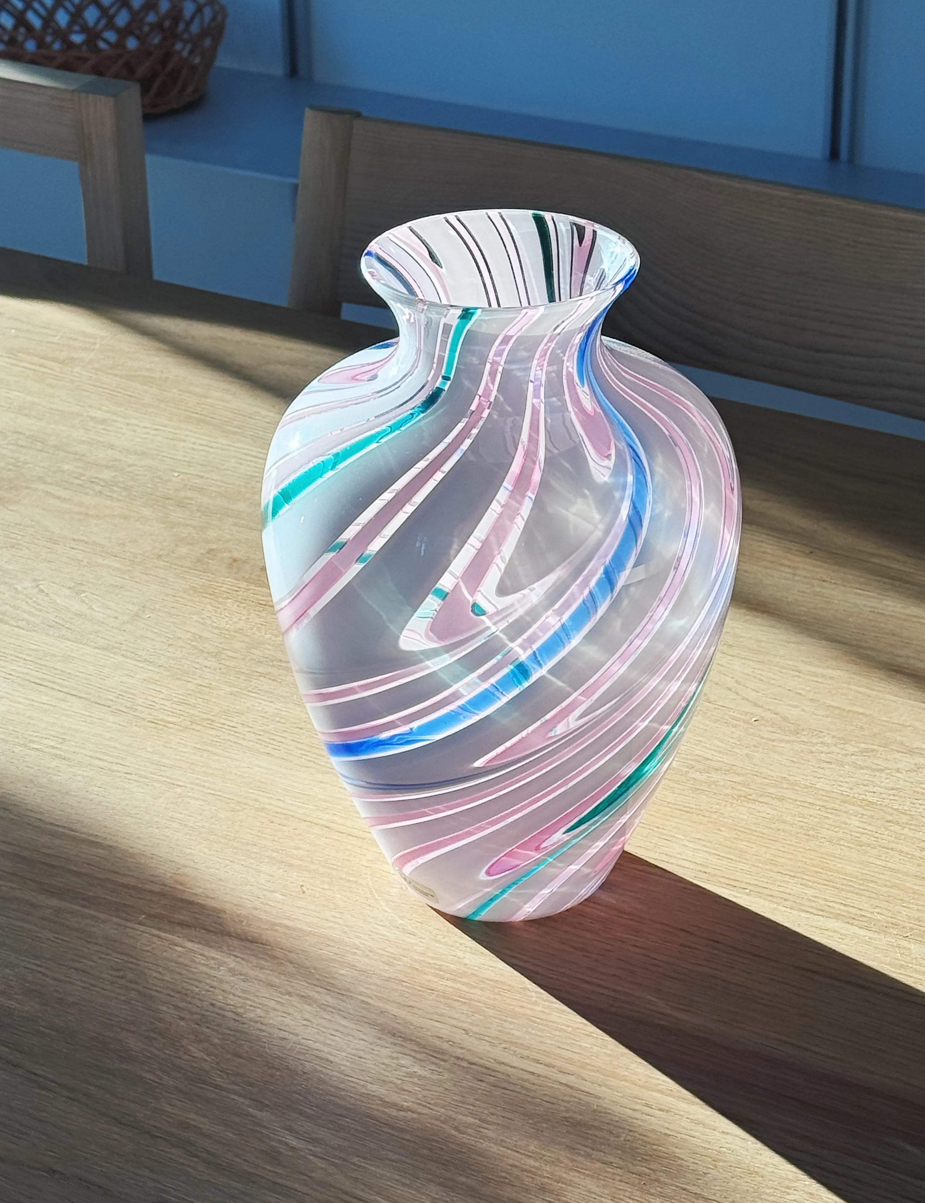 Vintage Murano Vase i Pink med Multifarvede og Hvide Striber | H25,5 cm Studio Hafnia