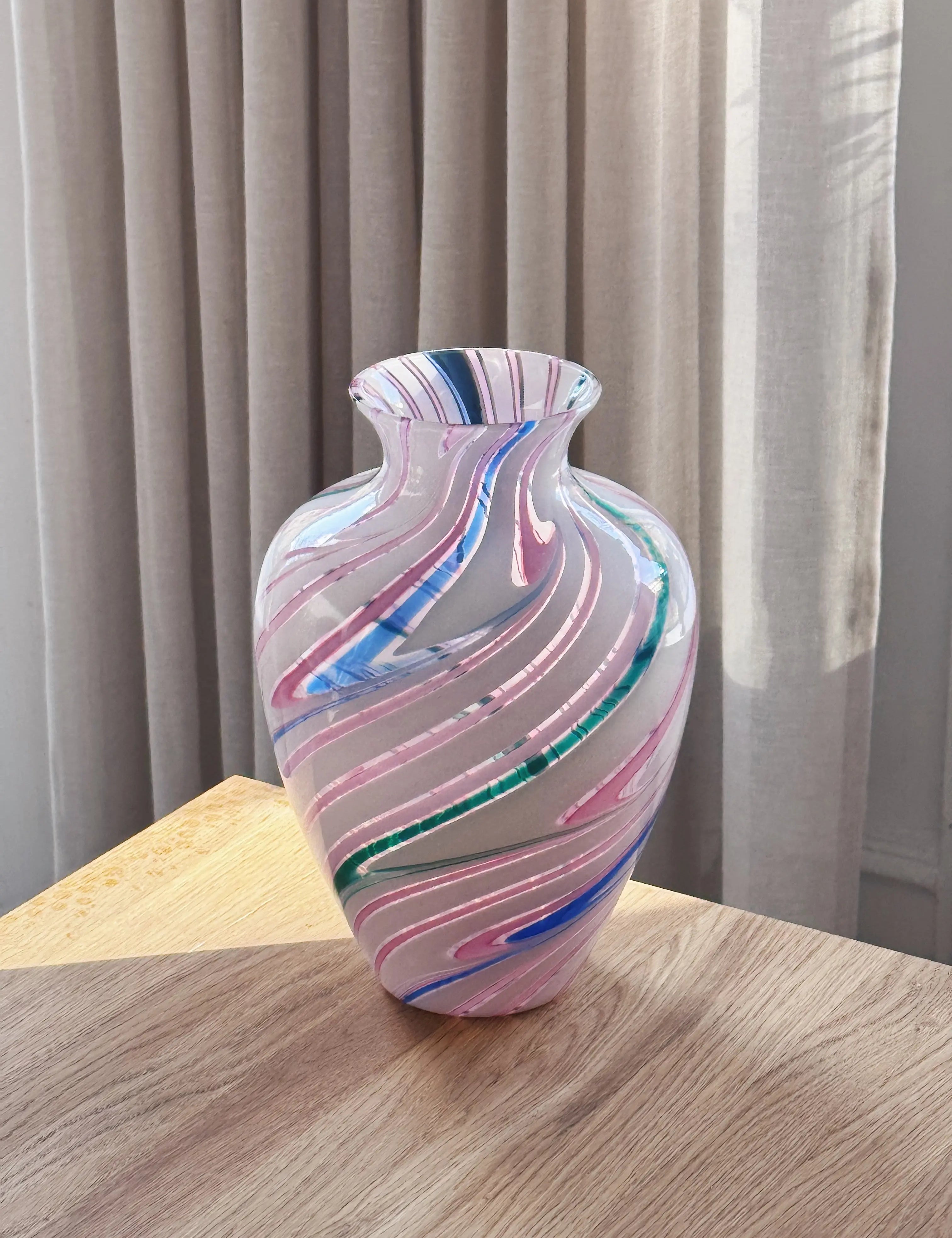 Vintage Murano Vase i Pink med Multifarvede og Hvide Striber | H25,5 cm Studio Hafnia