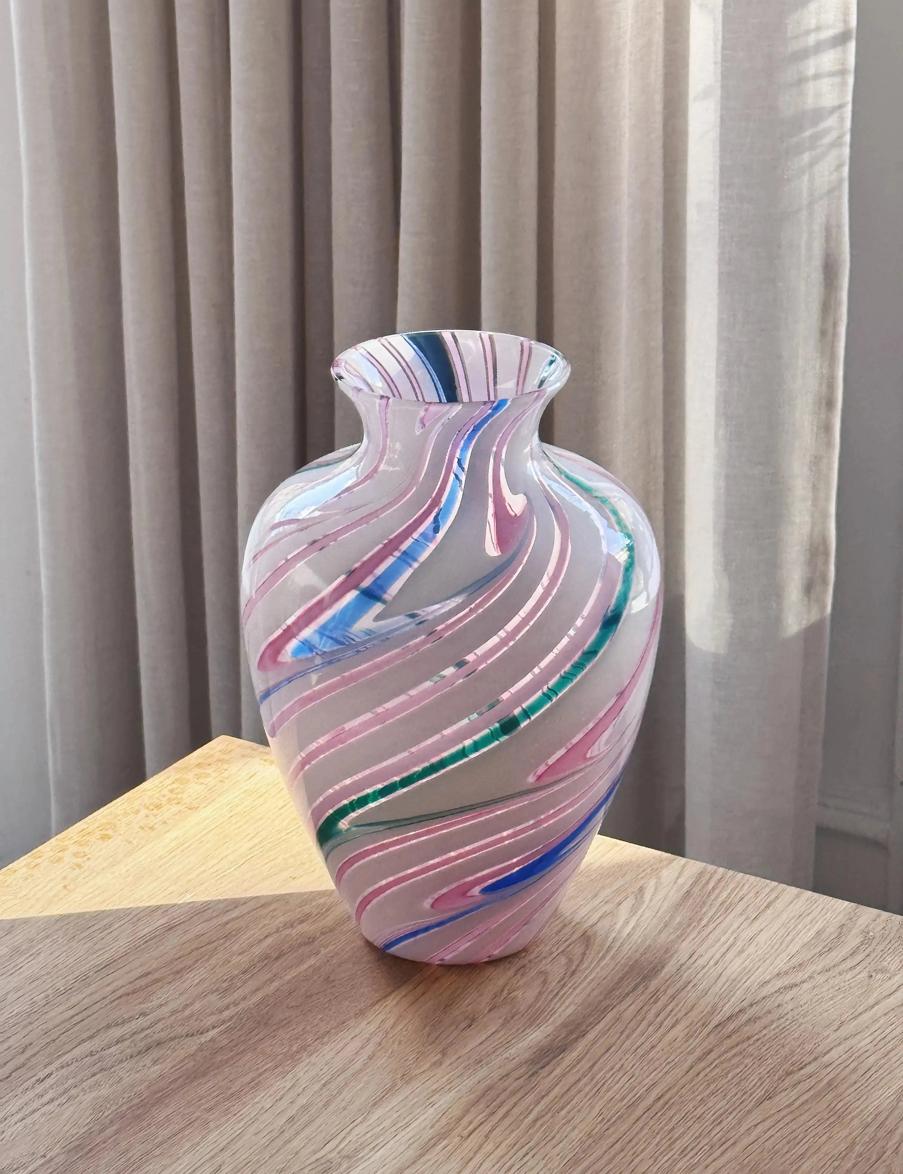 Vintage Murano Vase i Pink med Multifarvede og Hvide Striber | H25,5 cm Studio Hafnia