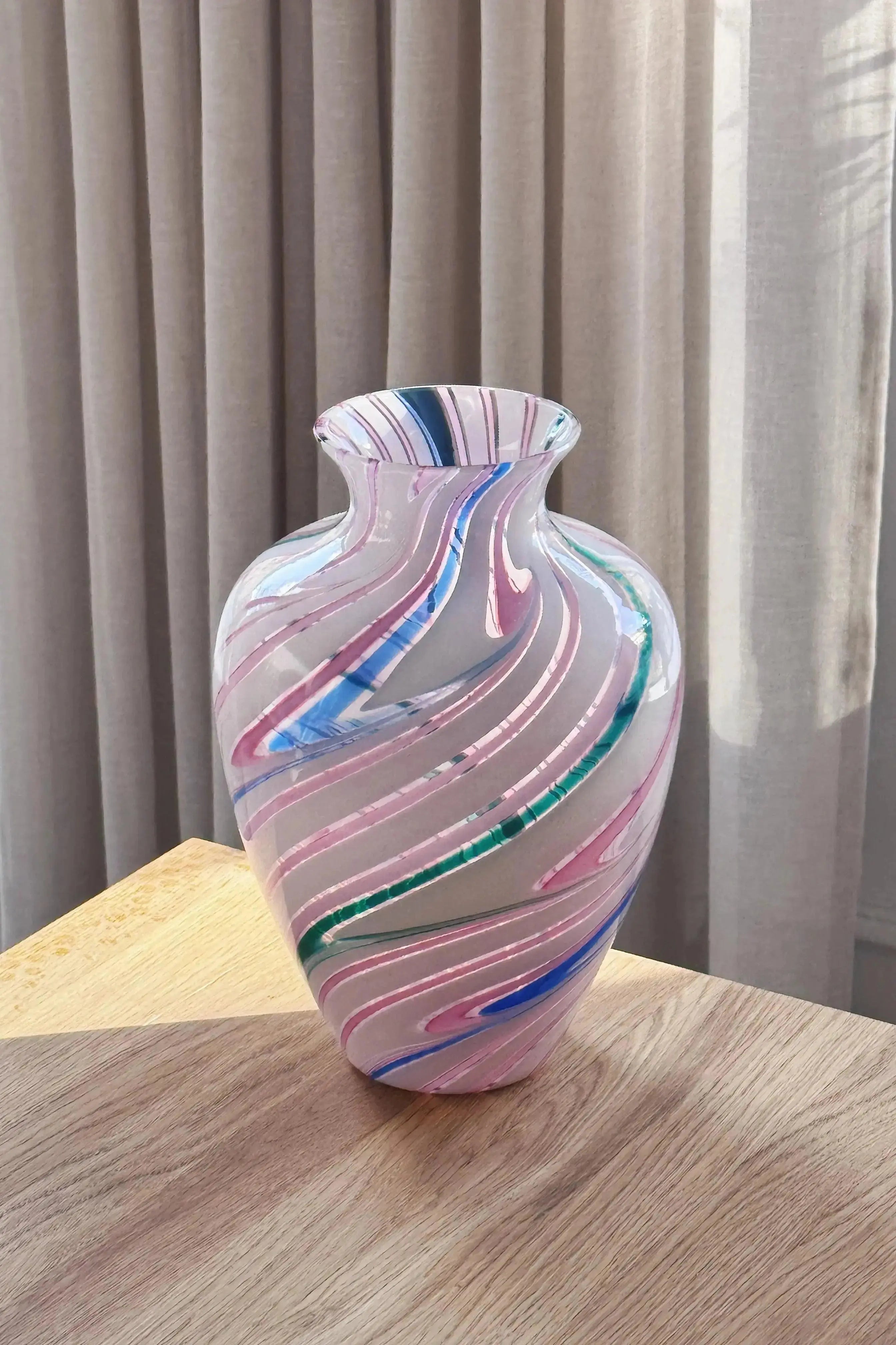 Vintage Murano Vase i Pink med Multifarvede og Hvide Striber | H25,5 cm Studio Hafnia