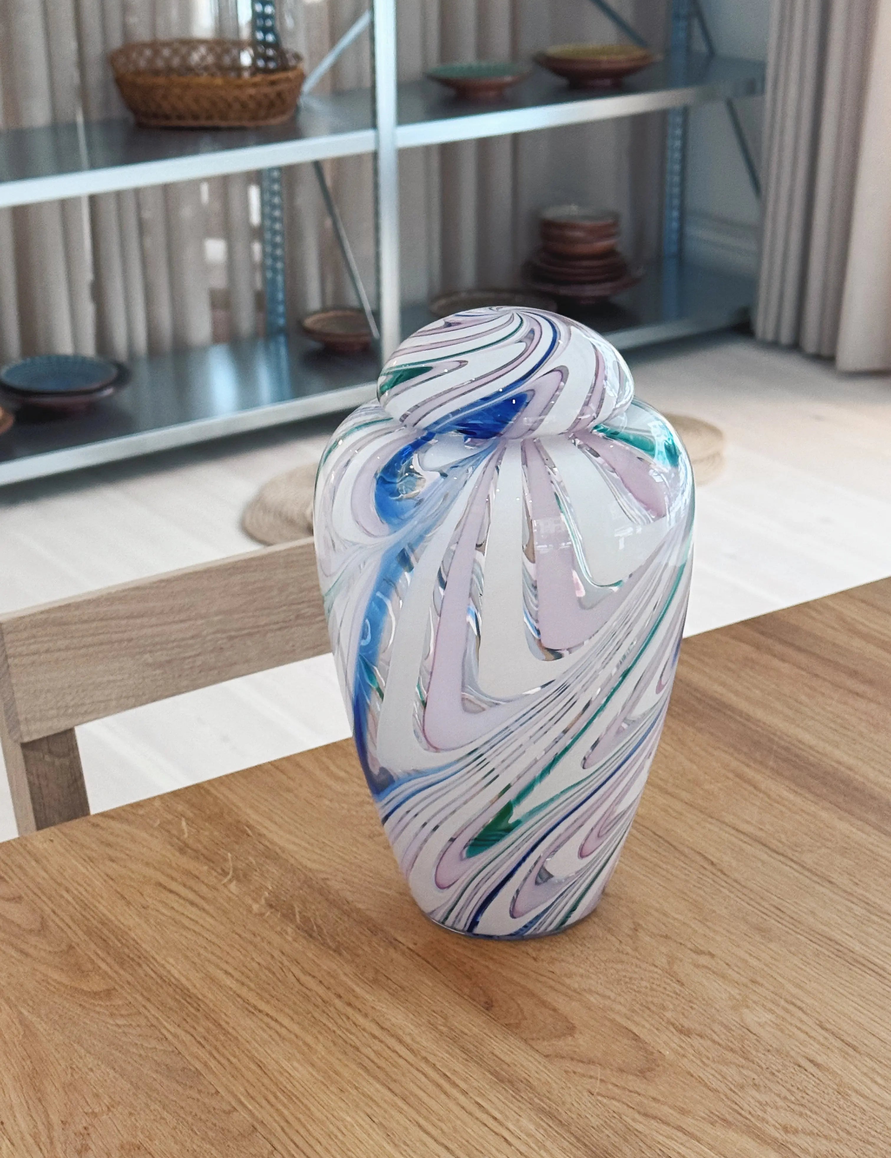 Vintage Murano Vase med Låg i Pink med Multifarvede og Hvide Striber | H25 cm Studio Hafnia