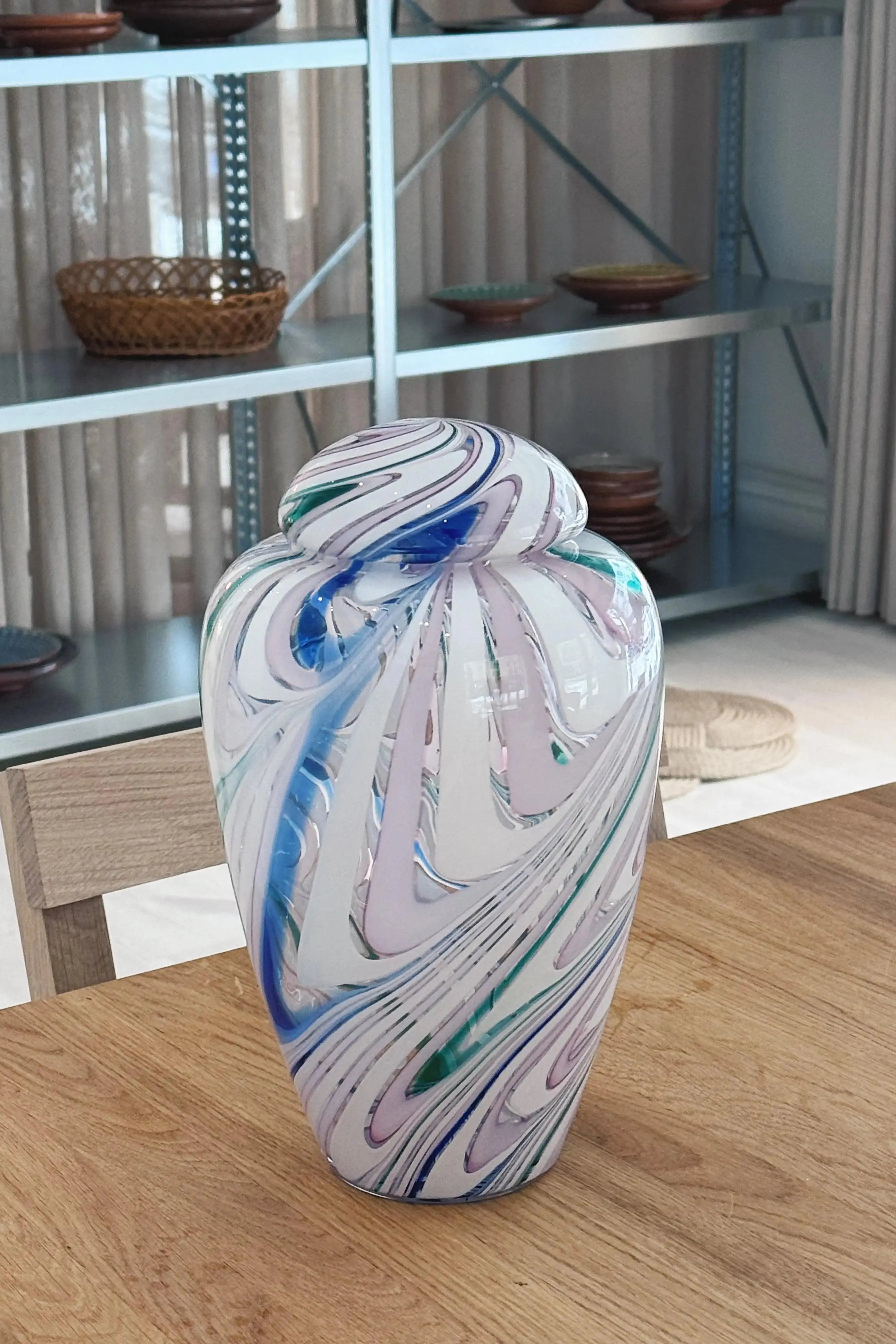 Vintage Murano Vase med Låg i Pink med Multifarvede og Hvide Striber | H25 cm Studio Hafnia