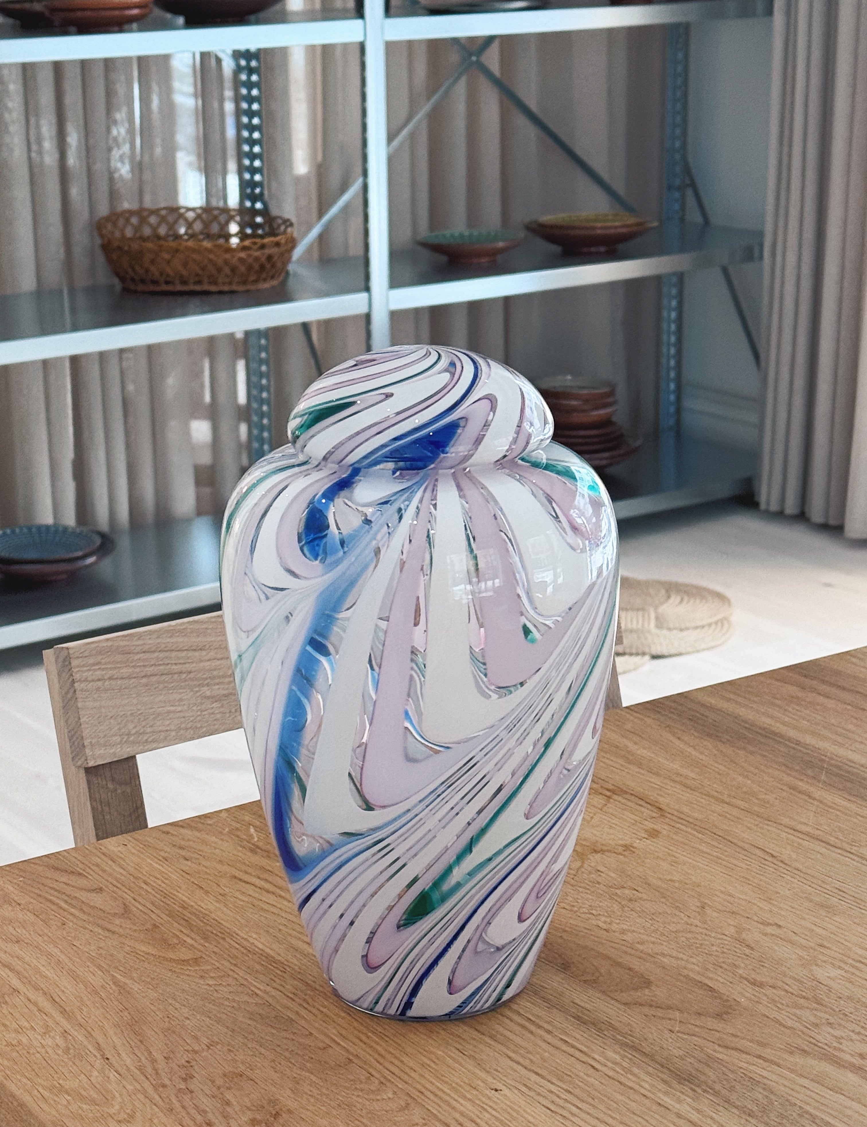 Vintage Murano Vase med Låg i Pink med Multifarvede og Hvide Striber | H25 cm Studio Hafnia