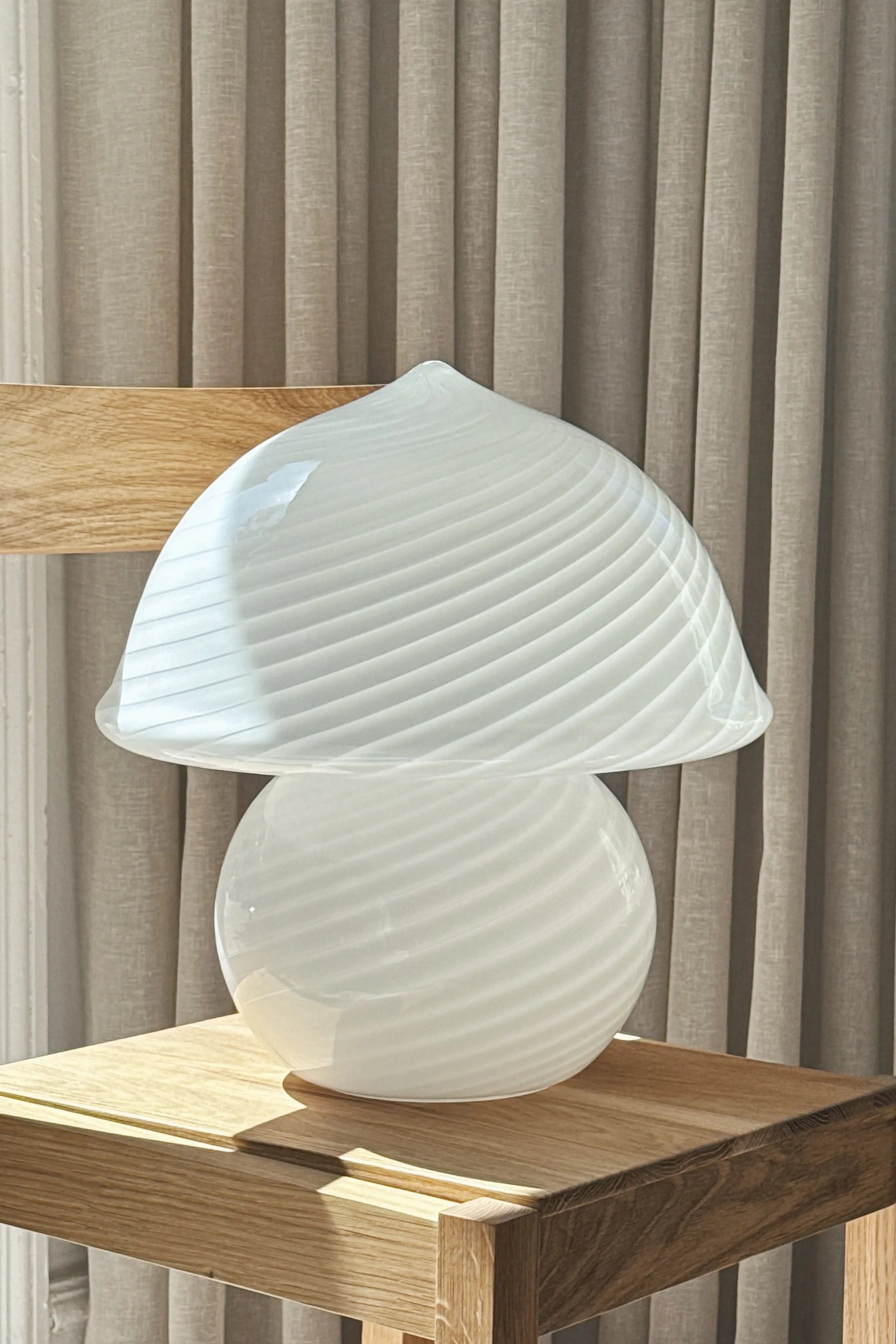 Vintage Murano Vetri Swirl Mushroom bordlampe | Hvid, H38 cm Studio Hafnia