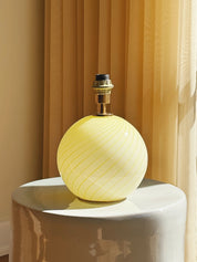 Vintage Murano lampefod | Gul swirl-glas & messing, H18 cm Studio Hafnia