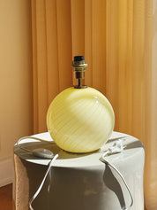 Vintage Murano lampefod | Gul swirl-glas & messing, H18 cm Studio Hafnia