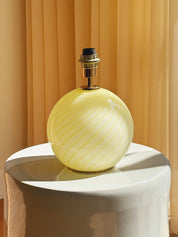 Vintage Murano lampefod | Gul swirl-glas & messing, H18 cm Studio Hafnia